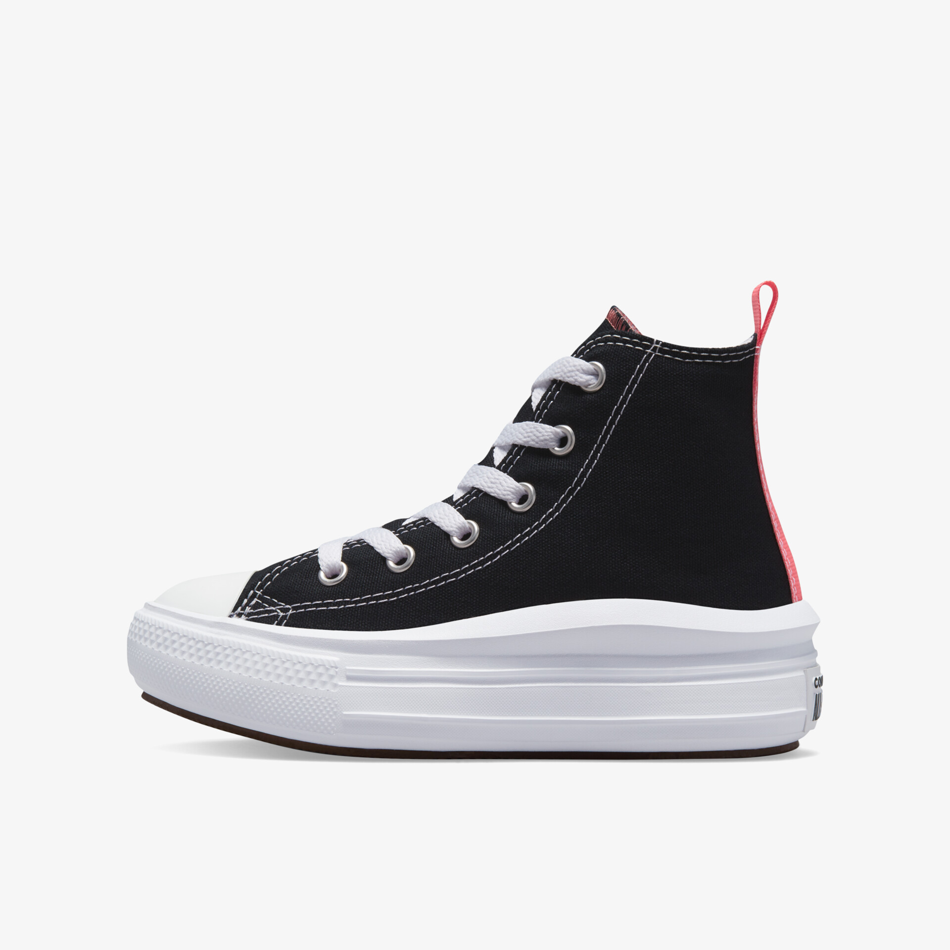 Moderner hoher schwarzer Sneaker aus Canvas mit weißer dicker Sohle und praktischen weißen Schnürsenkeln