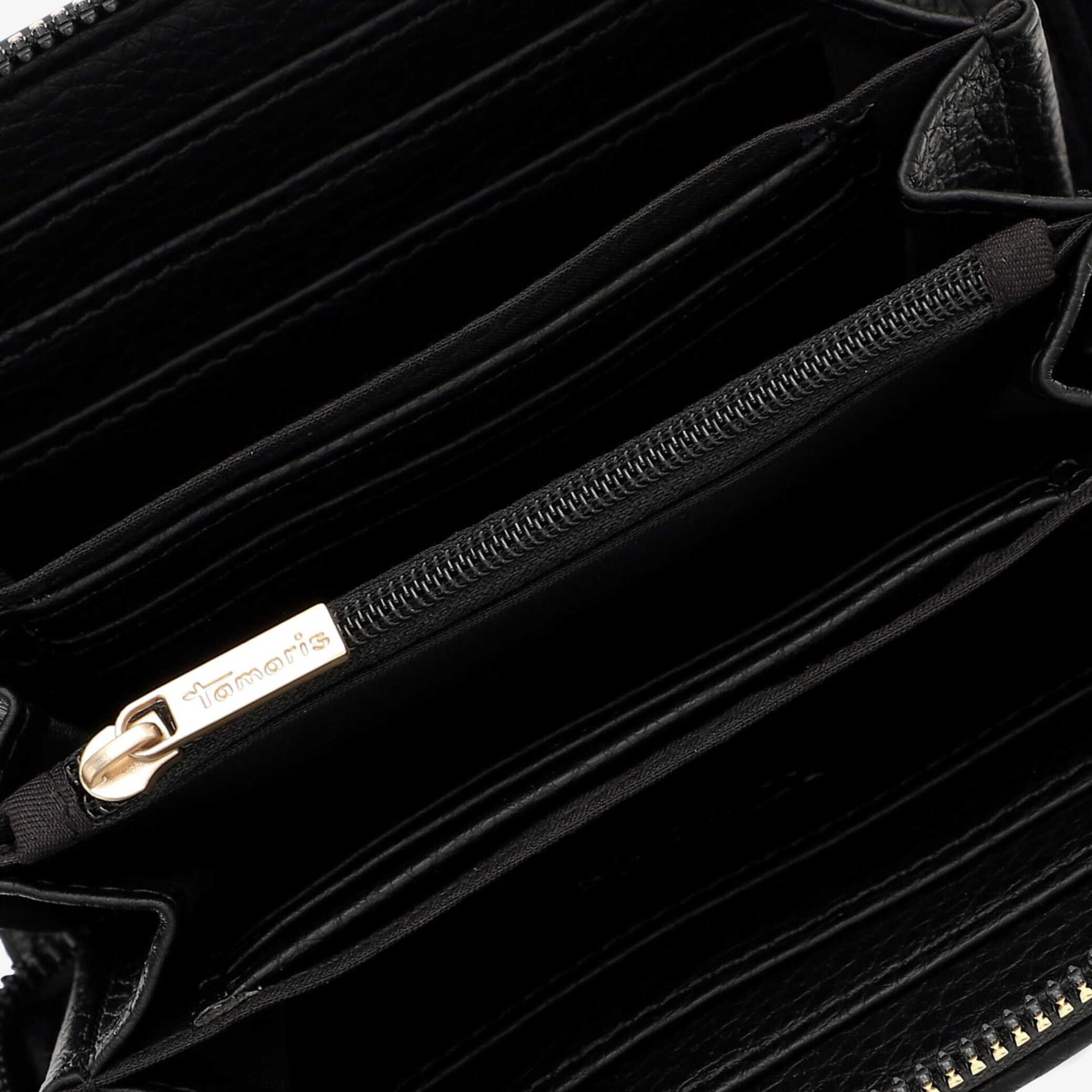 Innenansicht eines schwarzen Portemonnaies mit mehreren Kreditkartenfächern und Reißverschlussfach