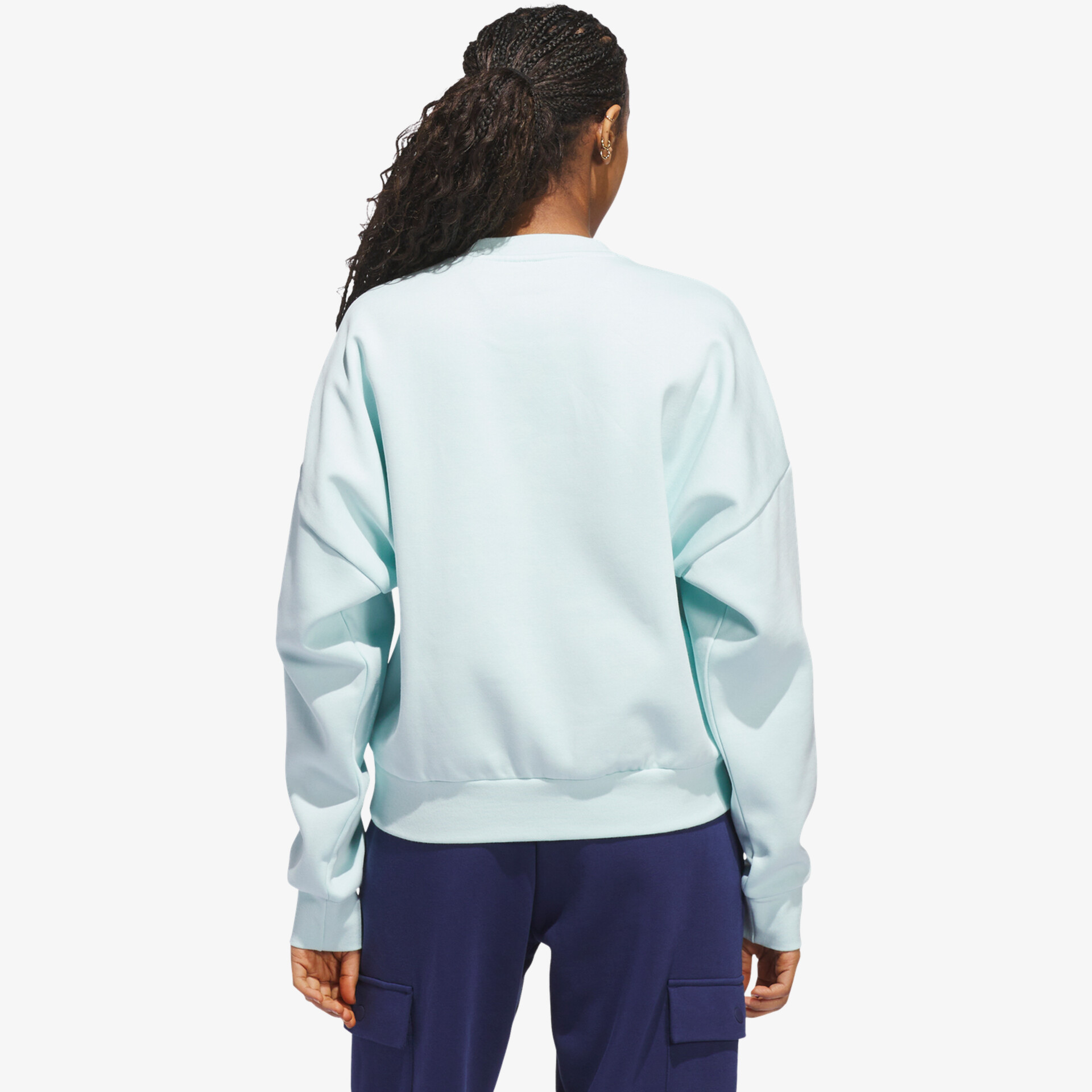 Rückenansicht eines hellen Sweatshirts mit lockerem Schnitt und langen Ärmeln für bequemen Tragekomfort