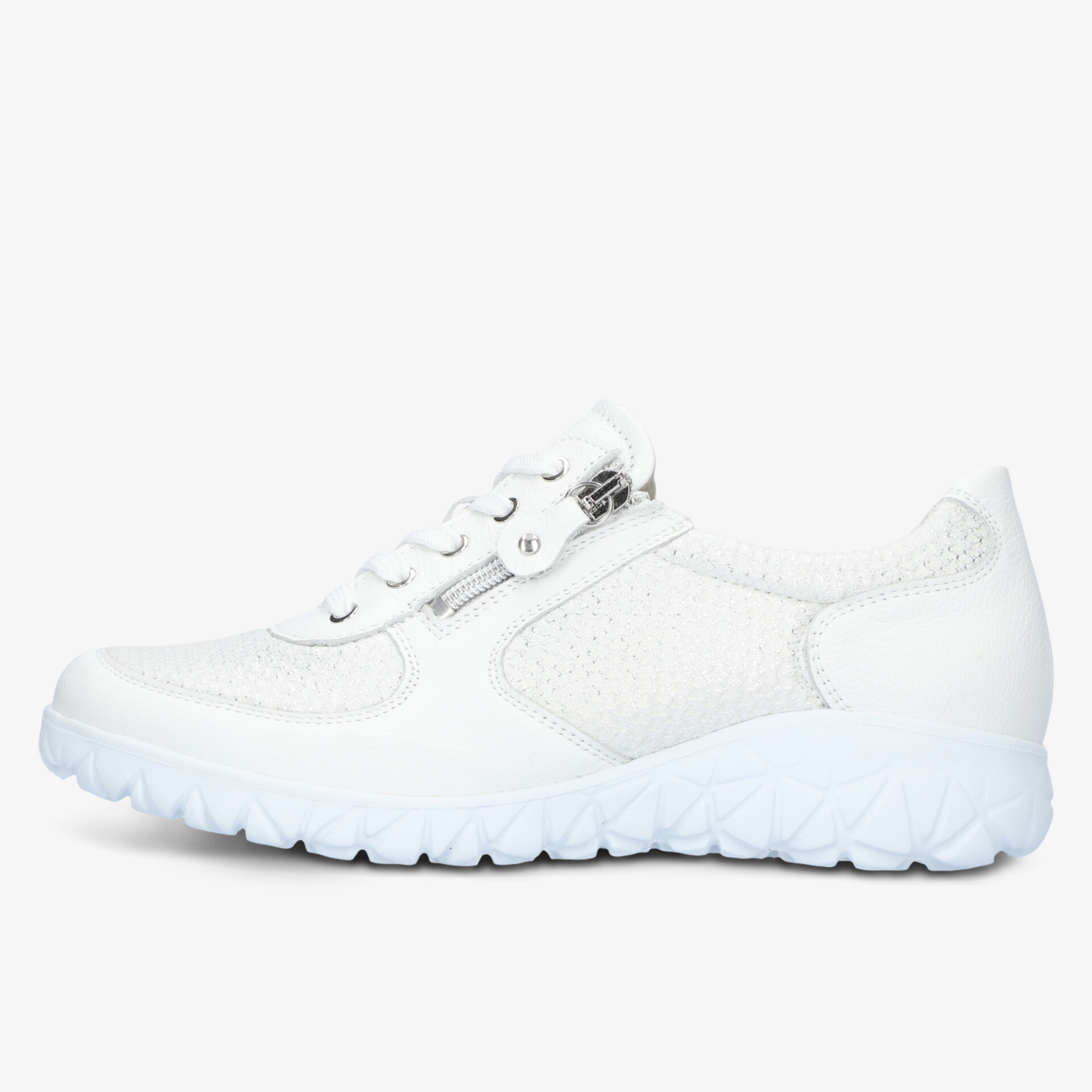 Bequemer weißer Schuh mit silbernen Details und flexibler, profilierter Sohle in klarer Seitenansicht