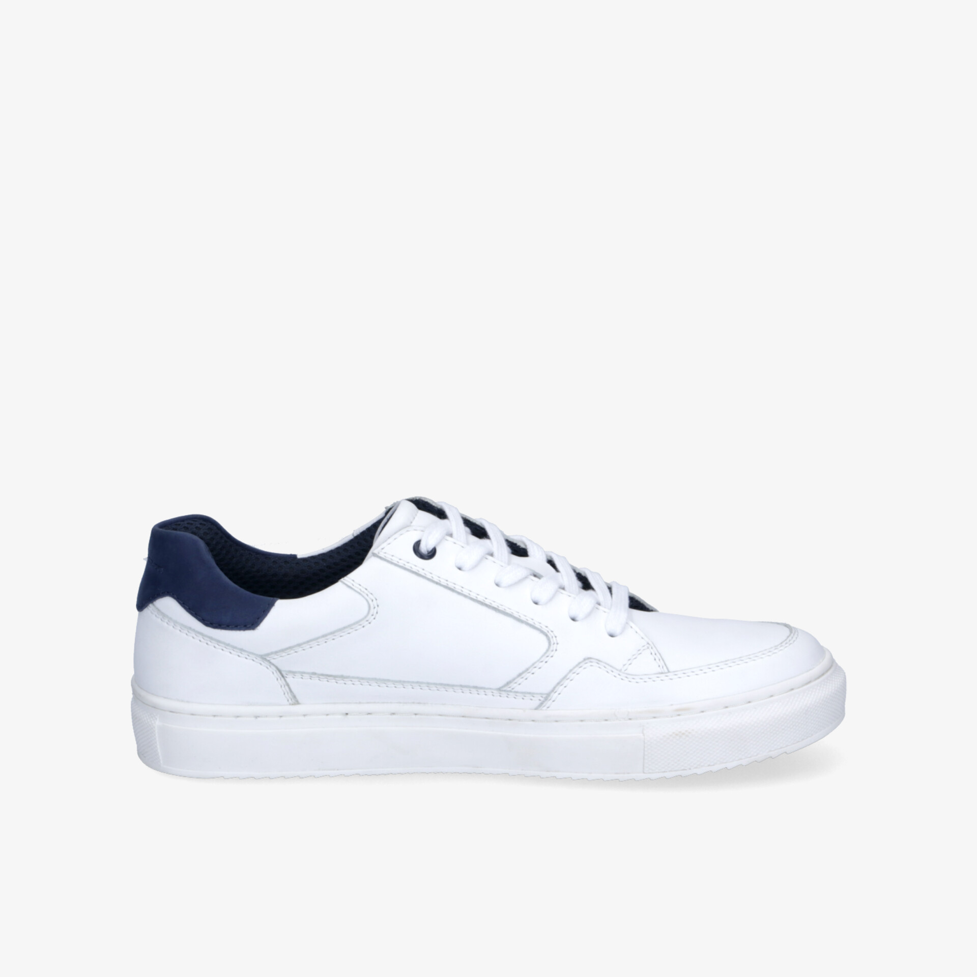 Weißer Sneaker mit komfortabler Passform und strapazierfähiger, leichter Sohle in klarer Seitenansicht