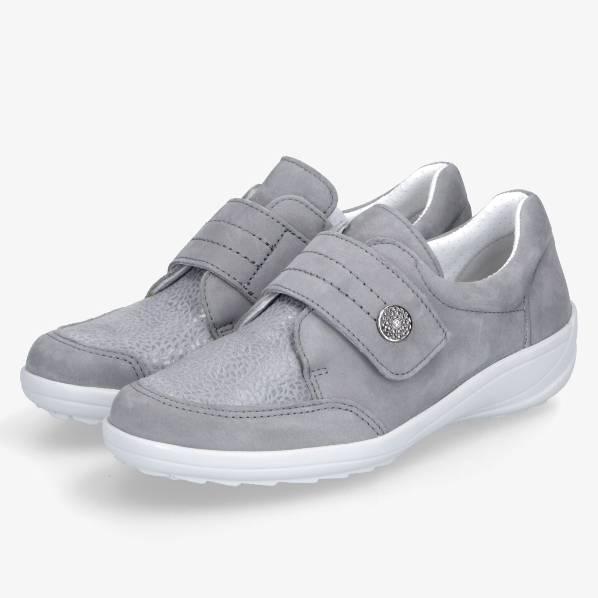 Bequemes Paar grauer Schuhe mit praktischem Klettverschluss und rutschfester weißer Sohle, ideal für den Alltag