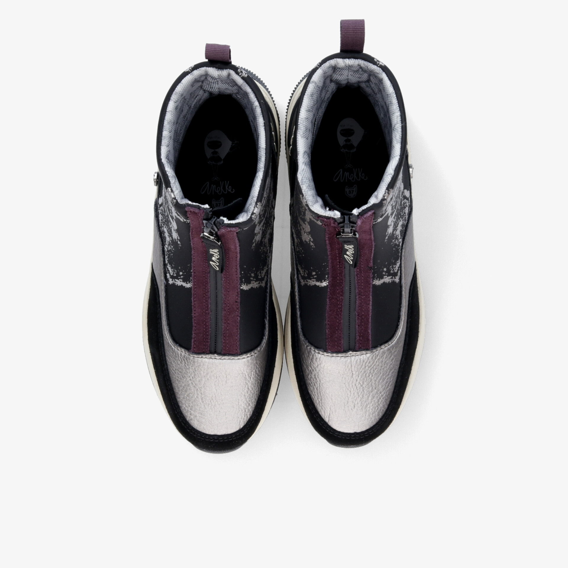 Robuste Winterstiefel als Paar von oben, warm gefüttert mit praktischem Reißverschluss und rutschfester Sohle