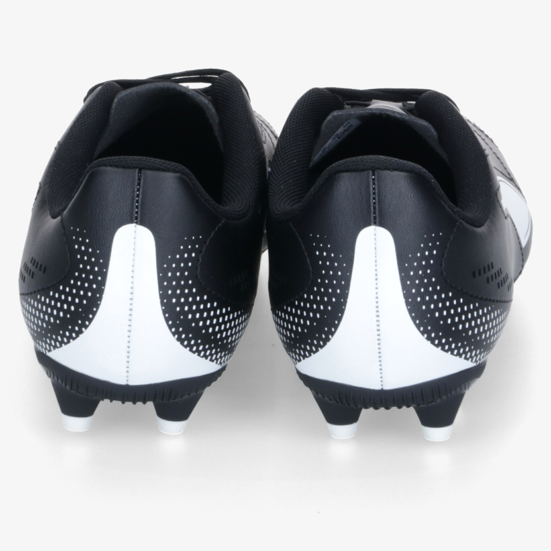 Robuste Fußballschuhe in schwarz-weiß mit griffiger Sohle und stabilem Halt von hinten gezeigt