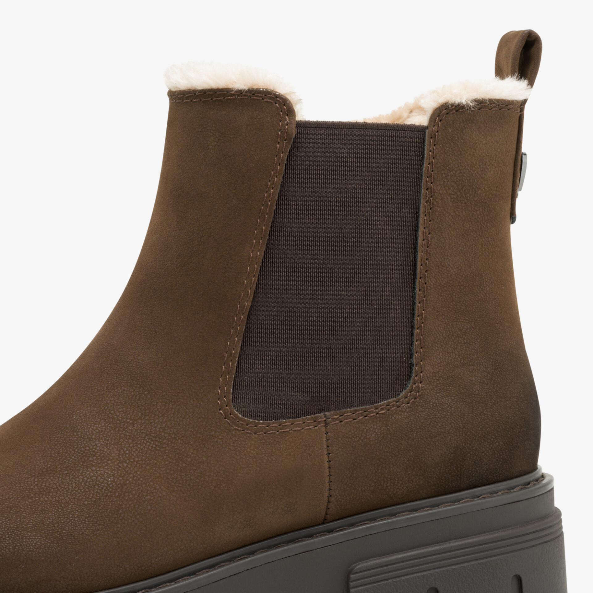 Robuster brauner Boot mit elastischem Seiteneinsatz und warmer Innenfütterung für kalte Tage