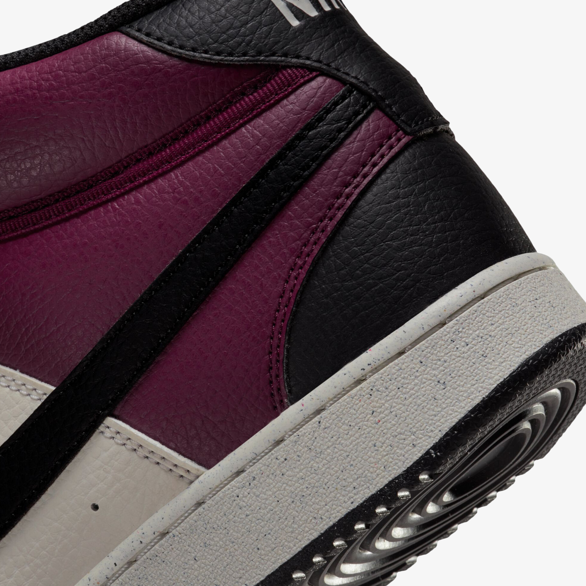 Stilvolle zweifarbige Lederschuhe mit strapazierfähiger Sohle für sportlichen Look.