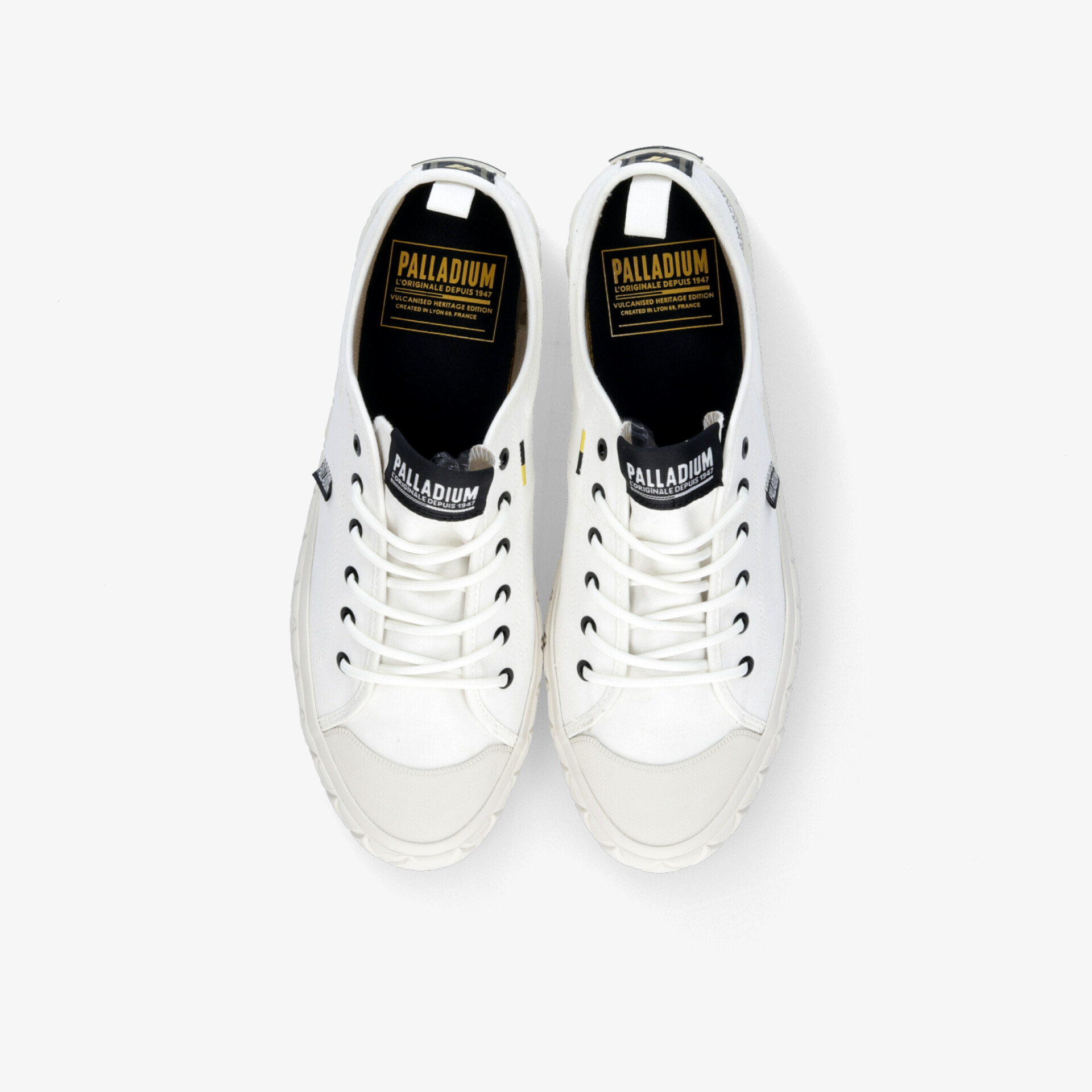 Weißes Sneaker-Paar mit Schnürsenkeln und robustem Design, ideal für Alltag und Komfort.