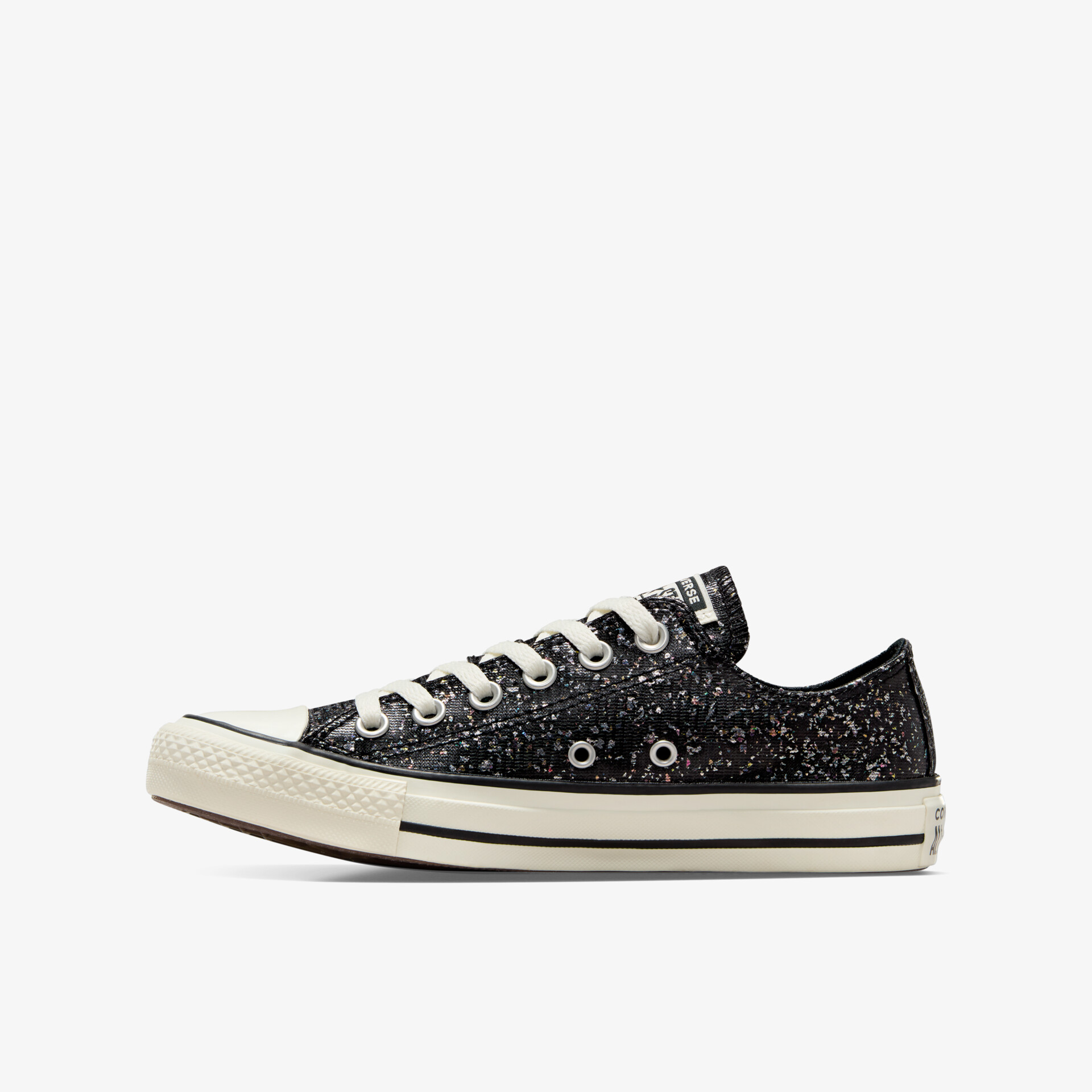Schwarzer Sneaker mit glitzerndem Obermaterial und weißem Sohlenrand, klare seitliche Ansicht, sportlich und bequem