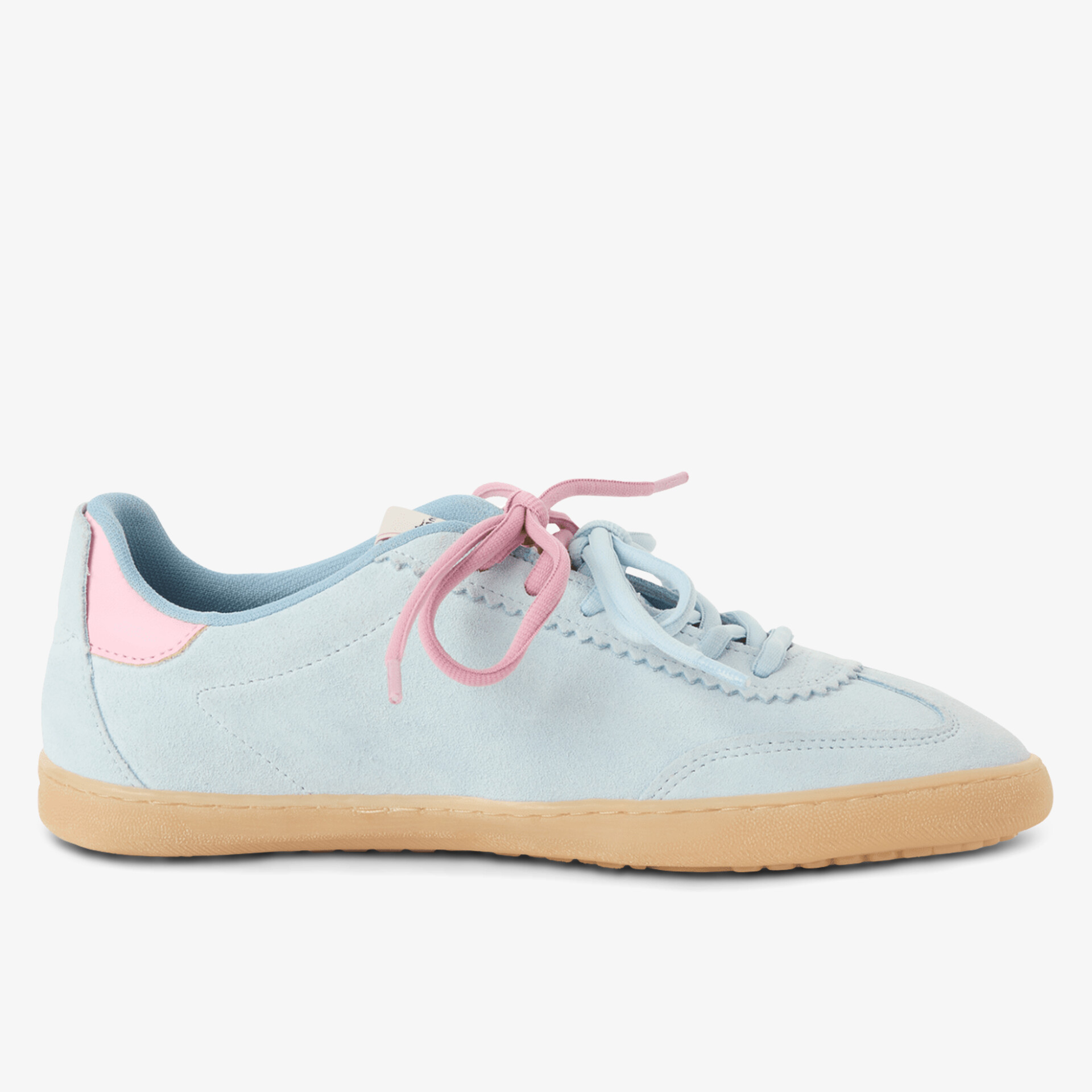 Hellblauer Sneaker mit rosa Schnürsenkeln, flexible Gummisohle und schlichtem Design seitlich