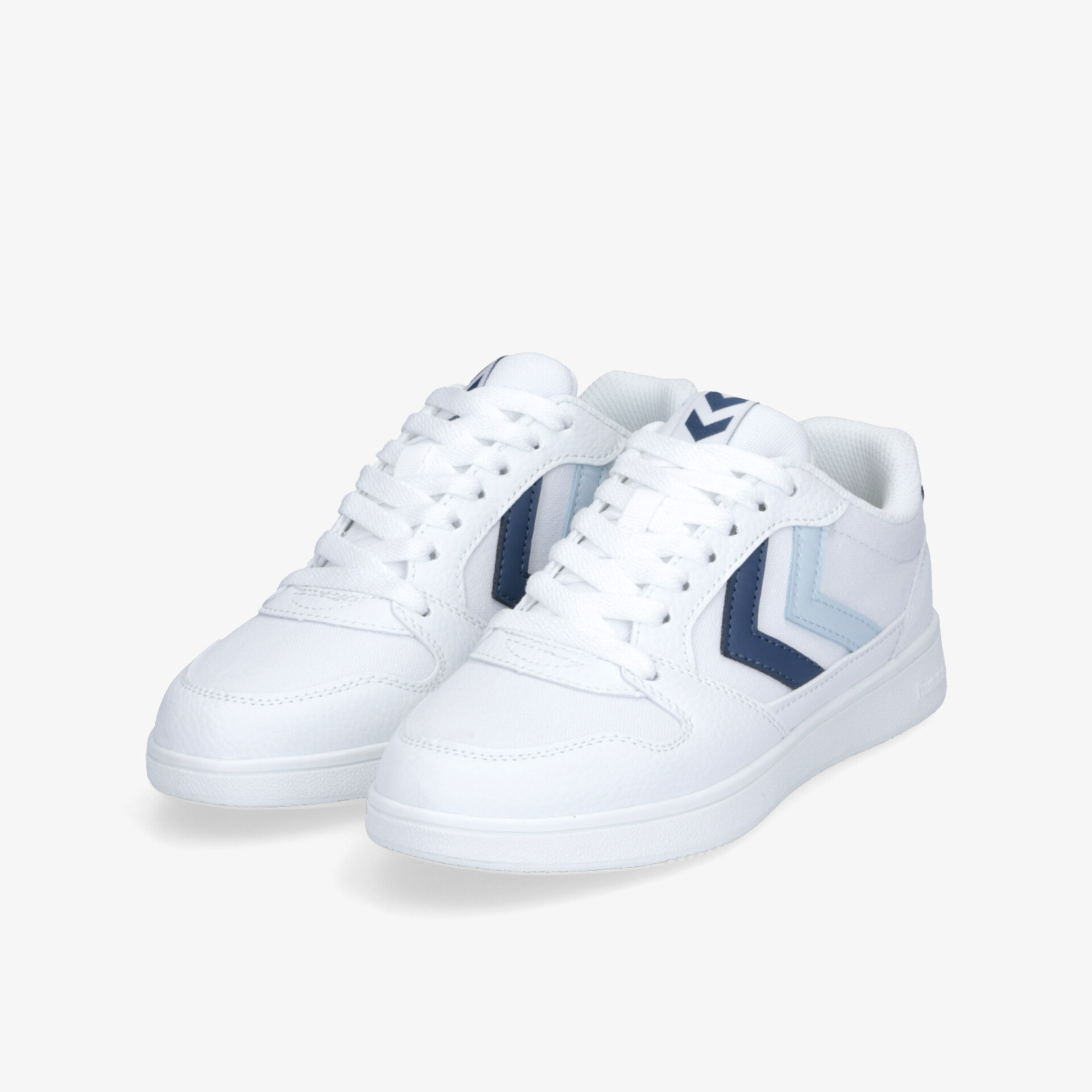 Weißes Sneaker-Paar in schräger Frontansicht mit komfortabler Passform und modernem Design