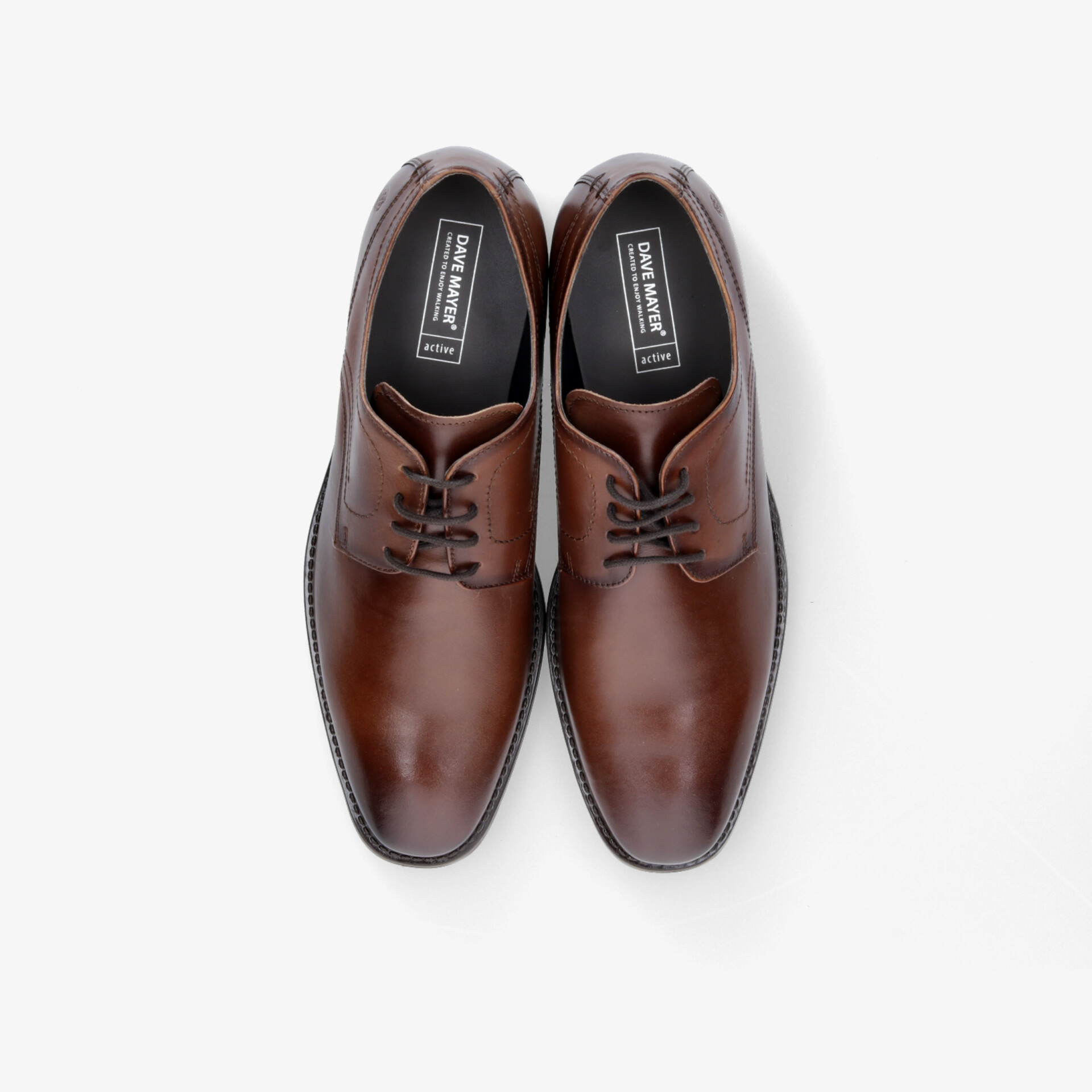 Elegantes Paar brauner Lederschuhe mit Schnürung in klassischer Form, hochwertig verarbeitet und komfortabel