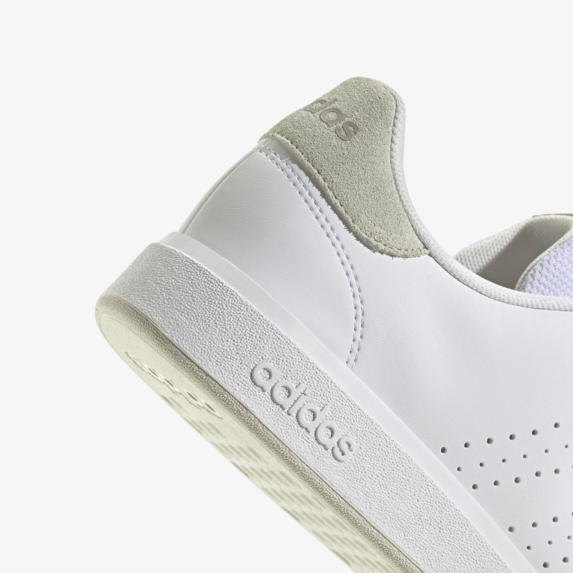 Detailansicht eines hochwertigen weißen Sneakers mit grauem Akzent und präziser Verarbeitung