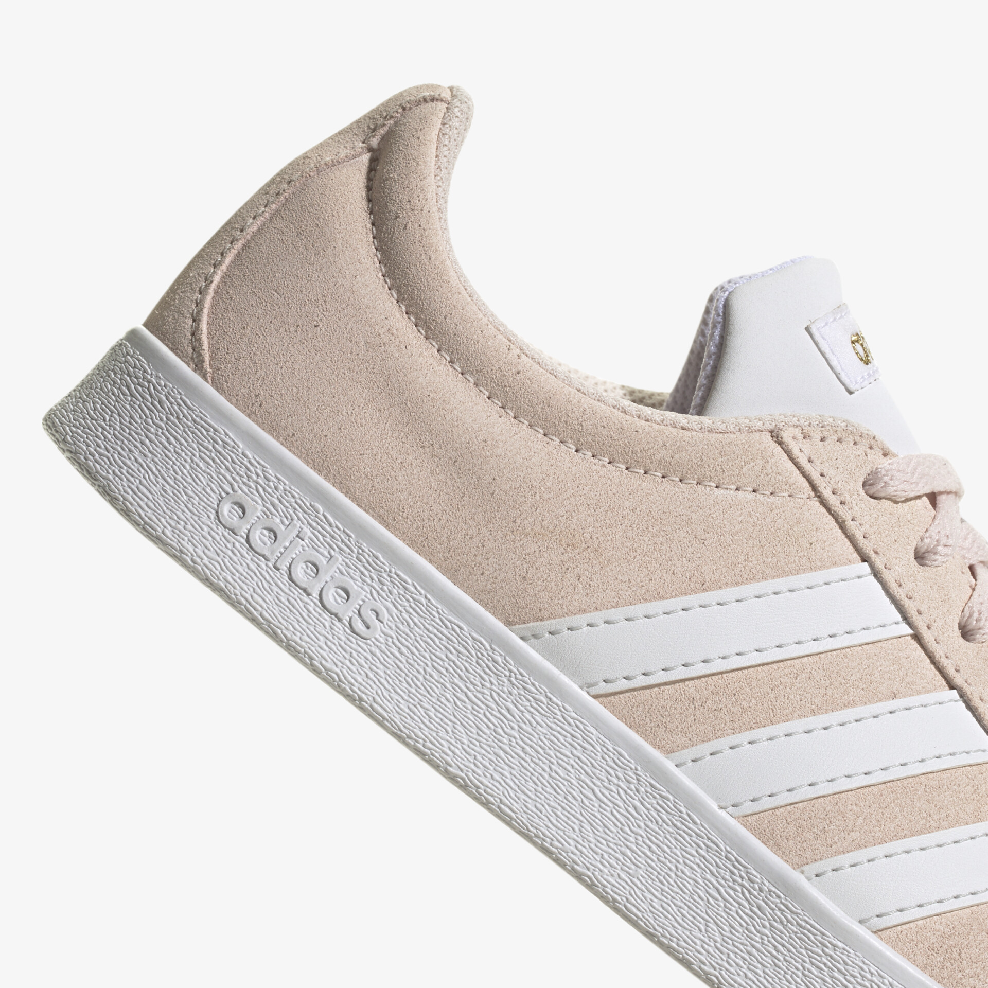 Eleganter Adidas-Sneaker in Beige mit ikonischen drei Streifen. Perfekte Mischung aus Komfort und Stil.