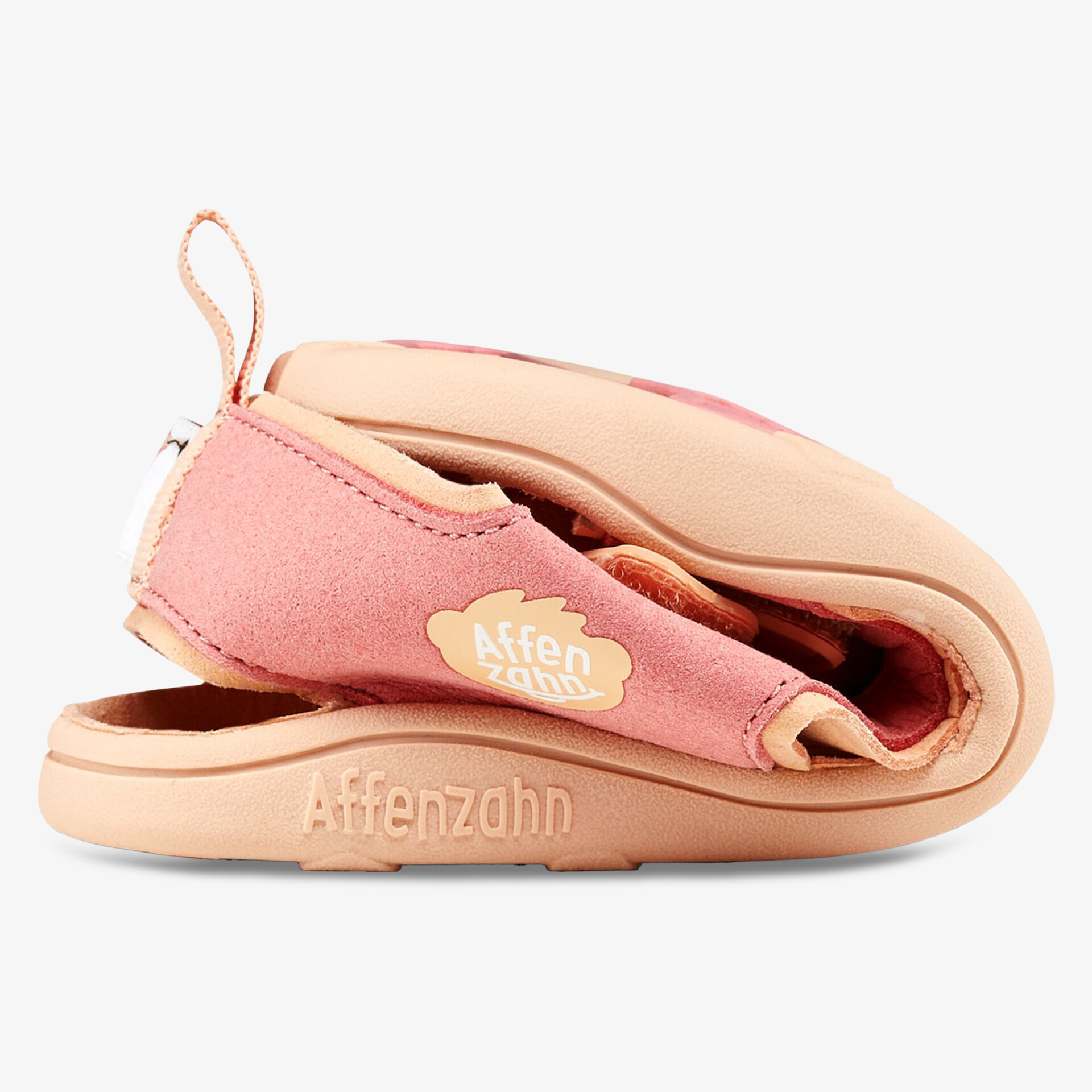 Flexibel und weich gefalteter Schuh zeigt Bequemlichkeit und rutschfeste Sohle