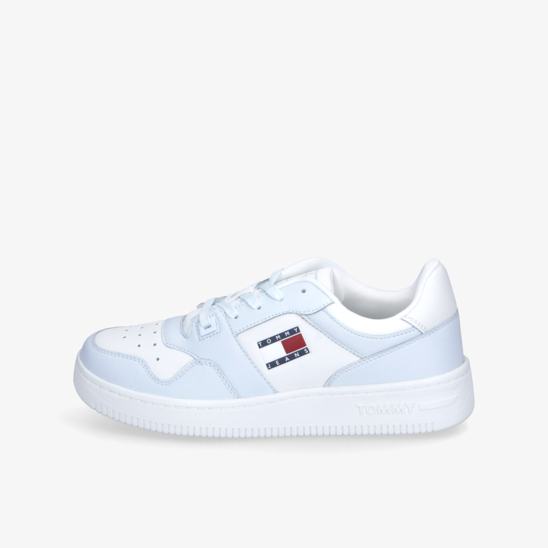 Sportlicher weißer Schuh mit strapazierfähiger Sohle und bequemer Passform für vielseitigen Komfort