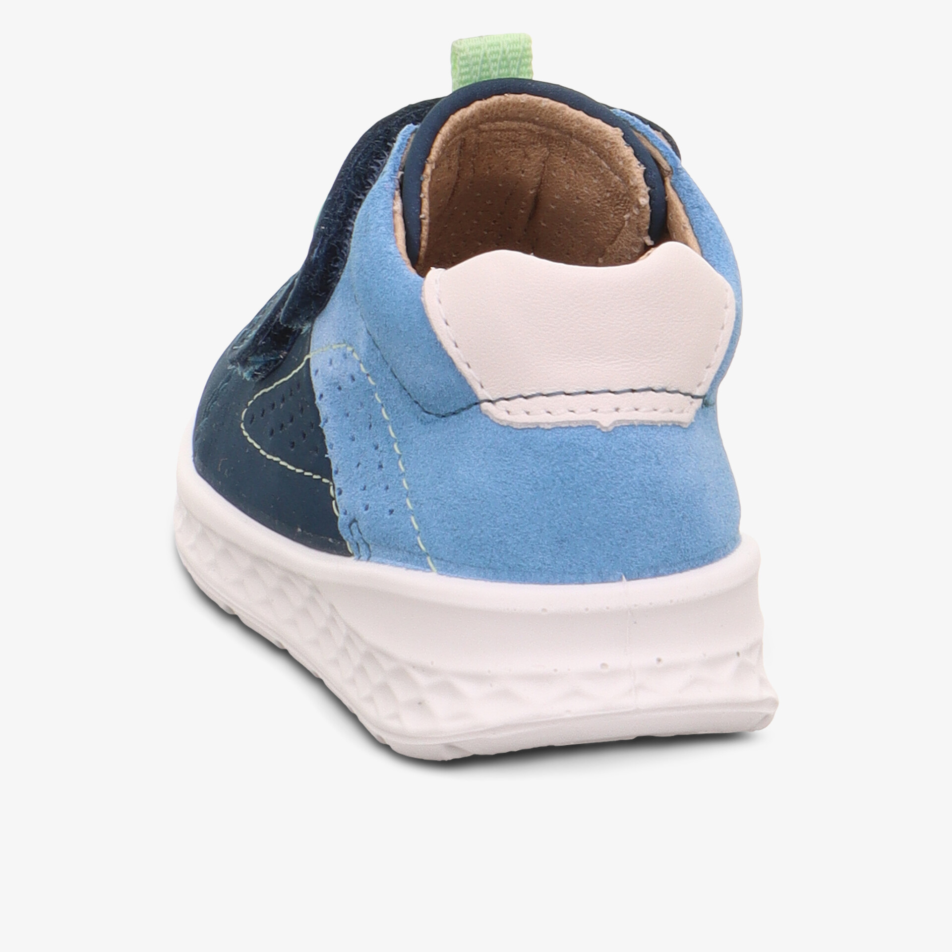 Rückansicht eines blauen Sneakers mit weißer Sohle und gepolstertem Fersenbereich, sportlich und bequem