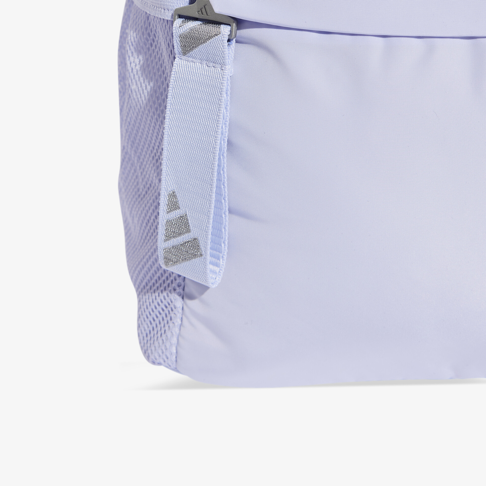 Detailansicht einer weißen sportlichen Tasche mit robustem Material, Reißverschluss und praktischem Tragegriff