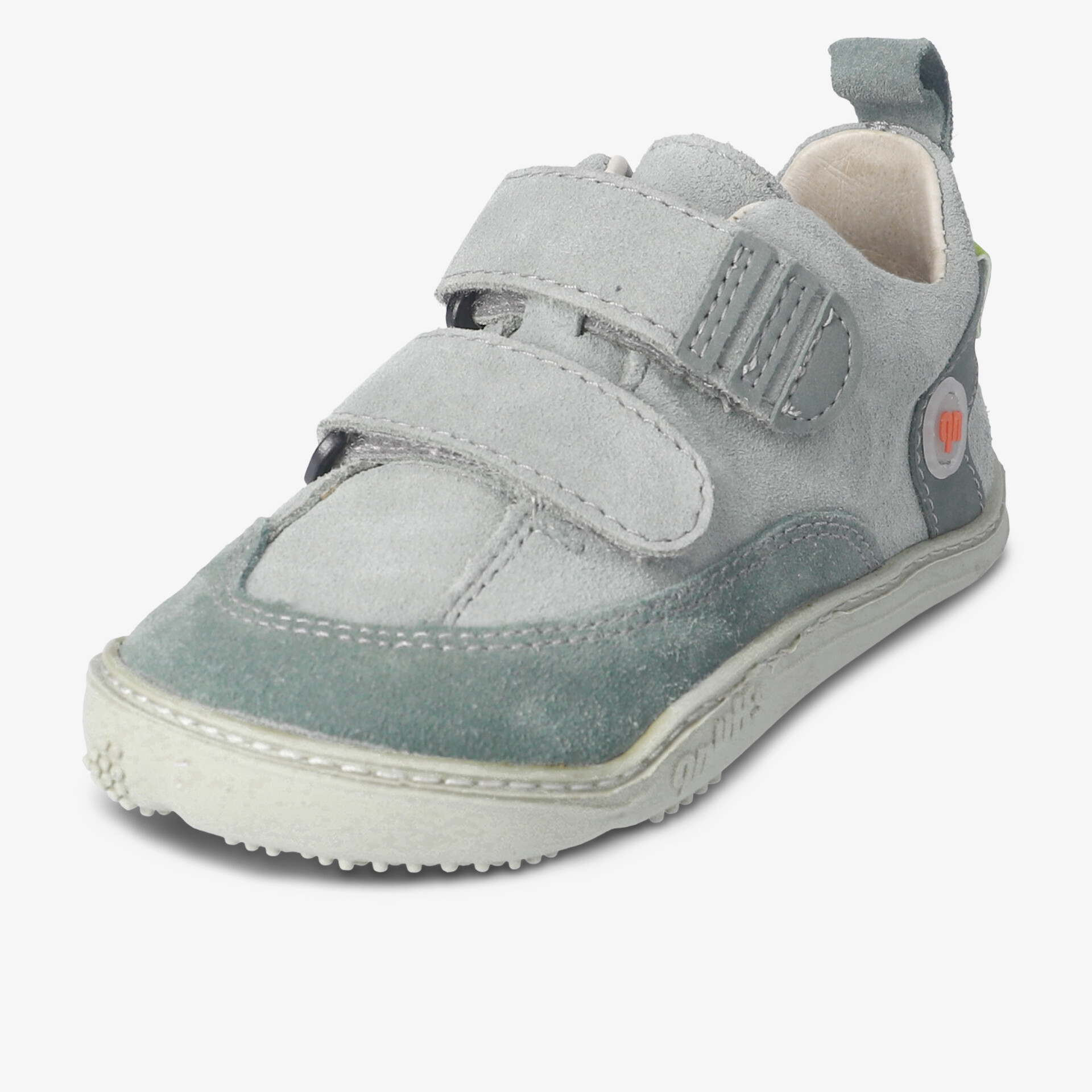 Bequemer Schuh mit zwei Klettverschlüssen und rutschfester Sohle.