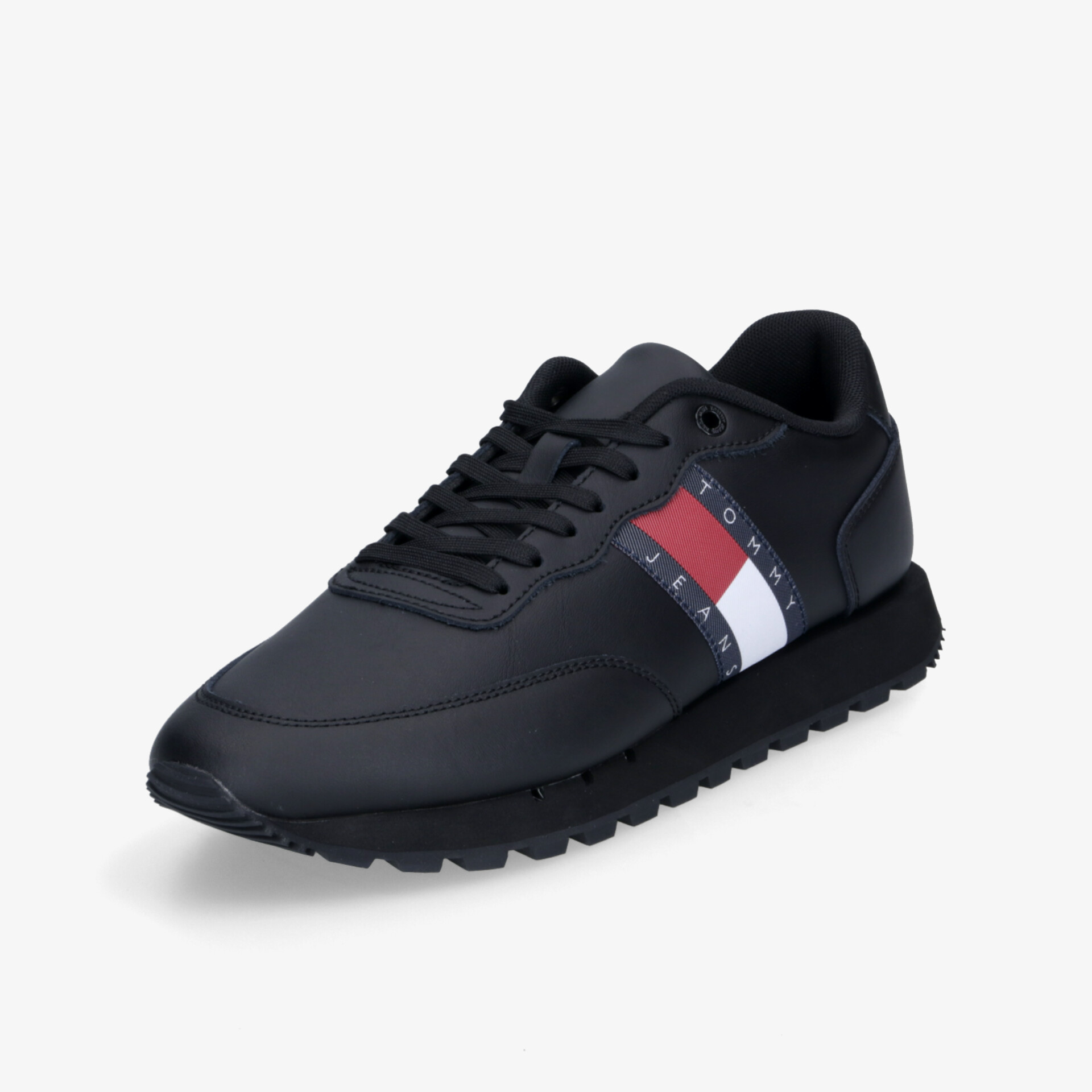 Schwarzer Sneaker mit markanter Seitengestaltung, profilierter Sohle und bequemer Schnürung in schräger Frontansicht