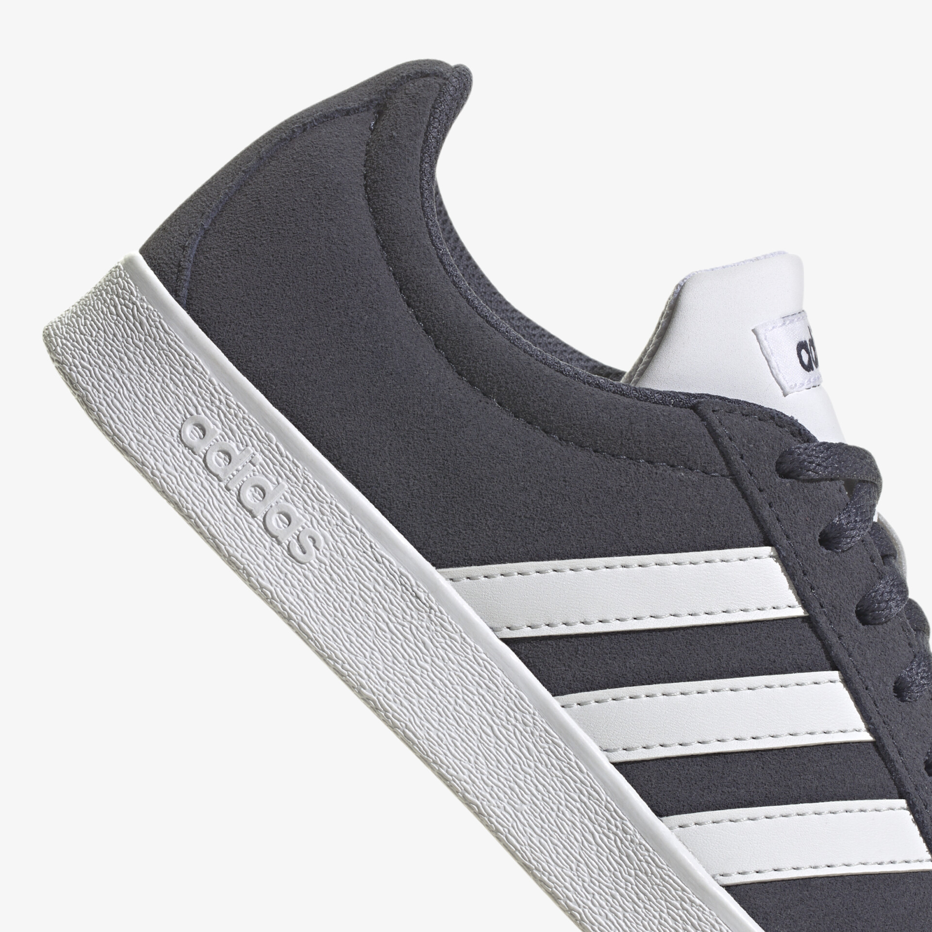 Moderner Sportschuh mit eleganten weißen Streifen und rutschfester Sohle seitlich abgebildet.