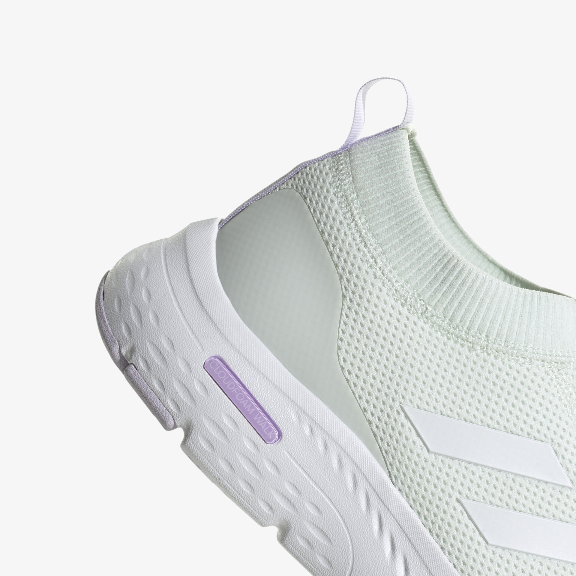 Detailaufnahme eines atmungsaktiven Sportschuhs mit flexiblem Strickmaterial und lila Akzent komfortabel und leicht