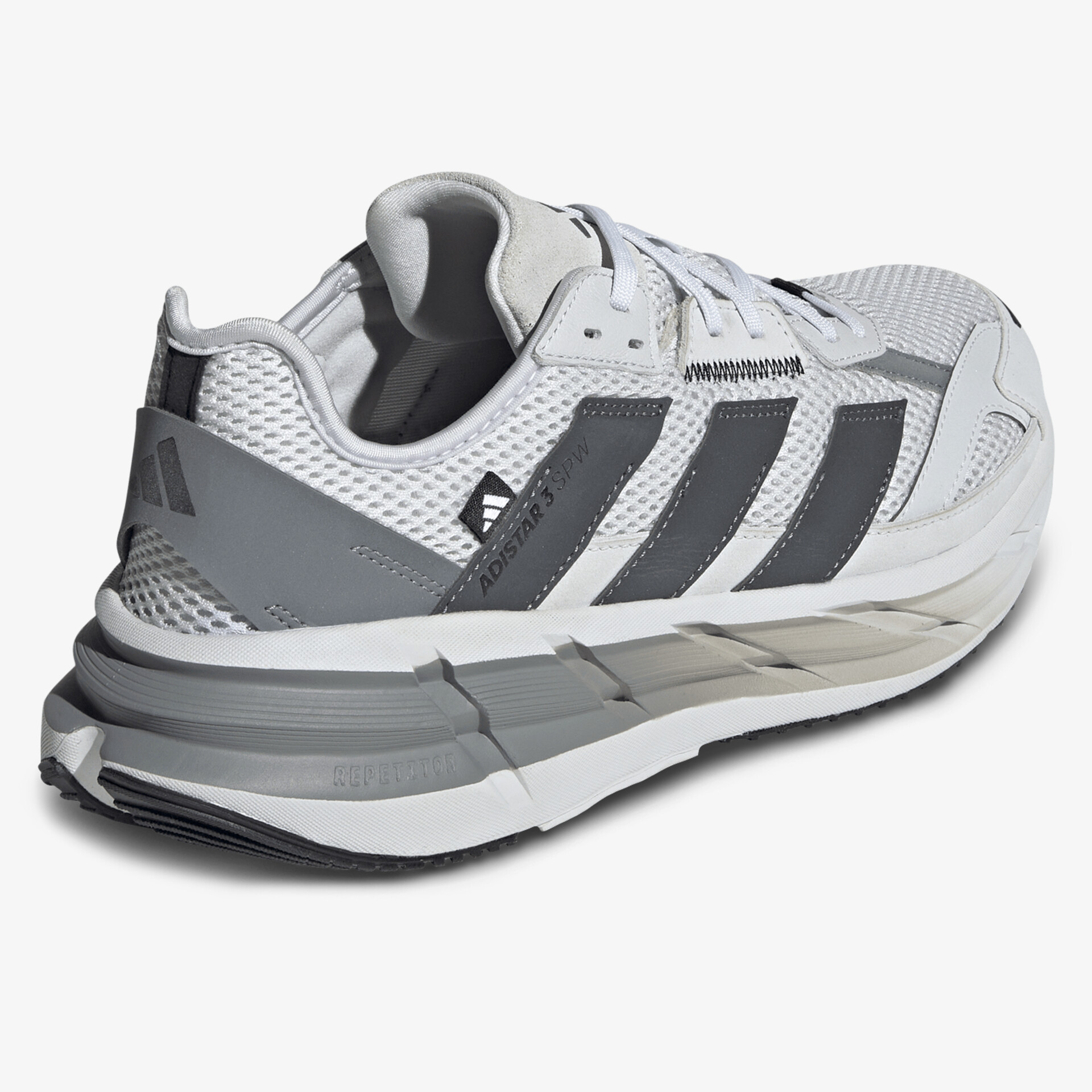 Moderner Sportschuh mit atmungsaktivem Material und robuster, rutschfester Sohle