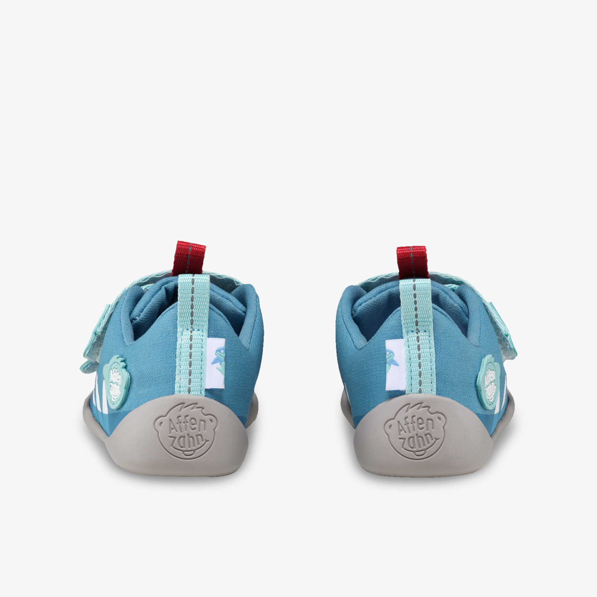 Rückansicht von zwei blauen Kinderschuhen mit rutschfester Sohle und praktischer Lasche