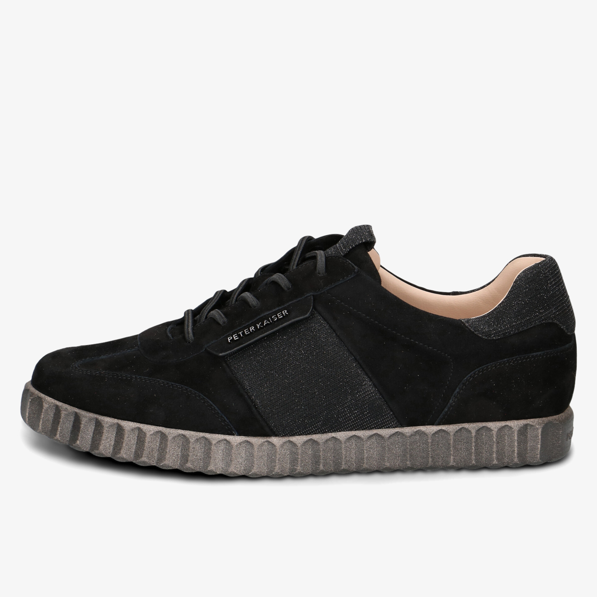 Schwarzer Sneaker aus Veloursleder mit bequemer rutschfester Sohle und modernem sportlich elegantem Design seitlich