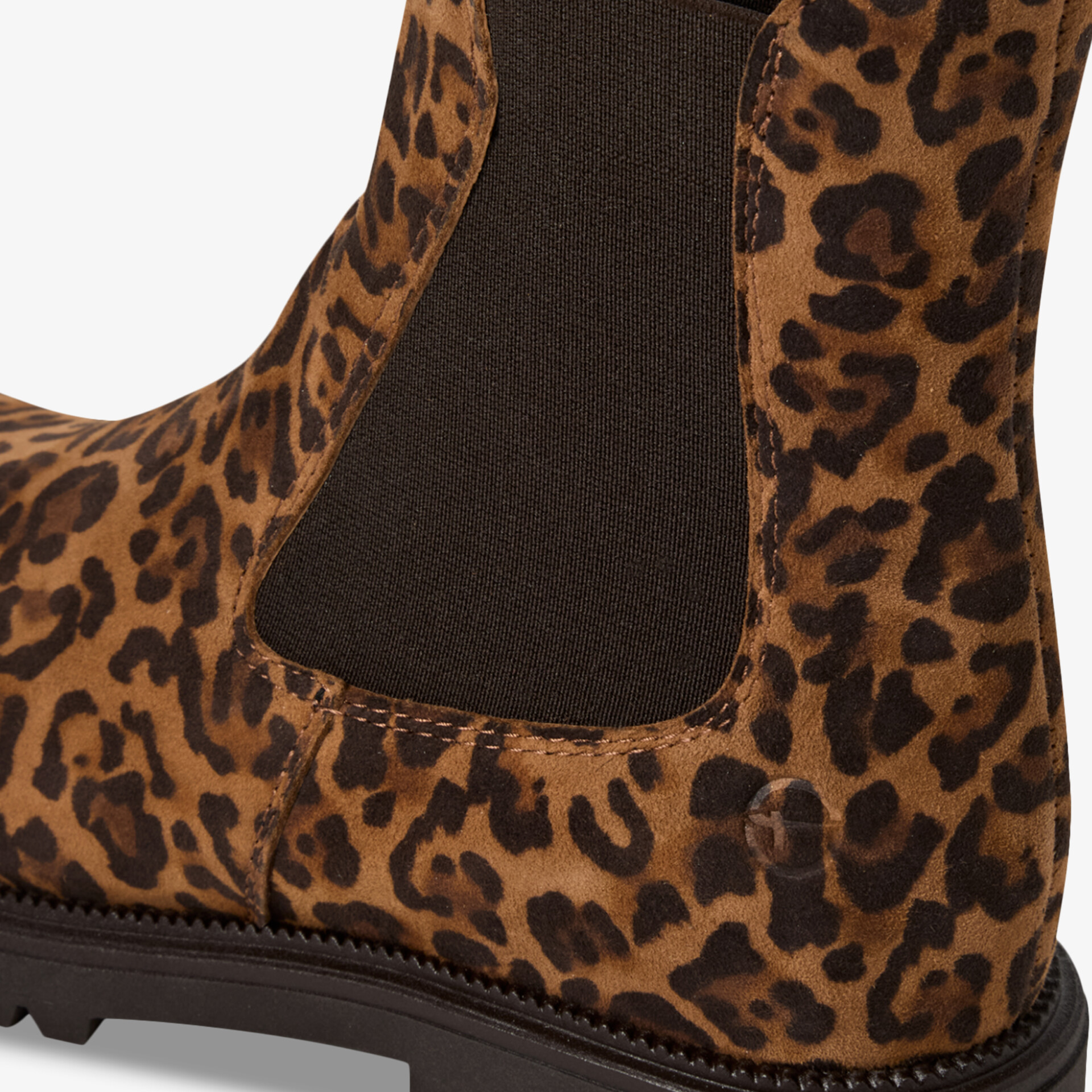 Detailaufnahme eines hochwertigen Lederstiefels mit Leopardenmuster und elastischem Einsatz für einfache Passform