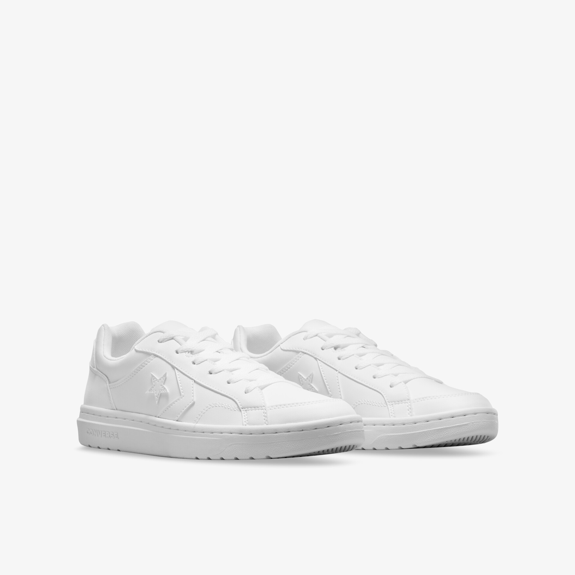 Ein Paar weiße Sneakers in klassischem Design, komfortabel und vielseitig kombinierbar für sportlichen Stil