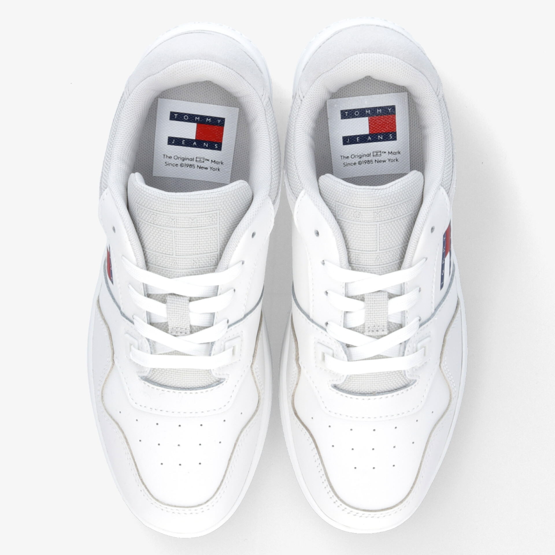 Weiße Sneaker in Draufsicht, bequeme und moderne Schuhe mit stabiler Schnürung und langlebigem Material