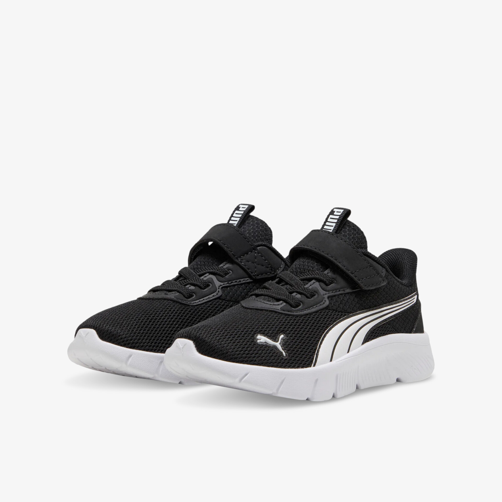 Schwarze und weiße Sportschuhe mit atmungsaktivem Material und bequemer, flexibler Sohle als Paar dargestellt