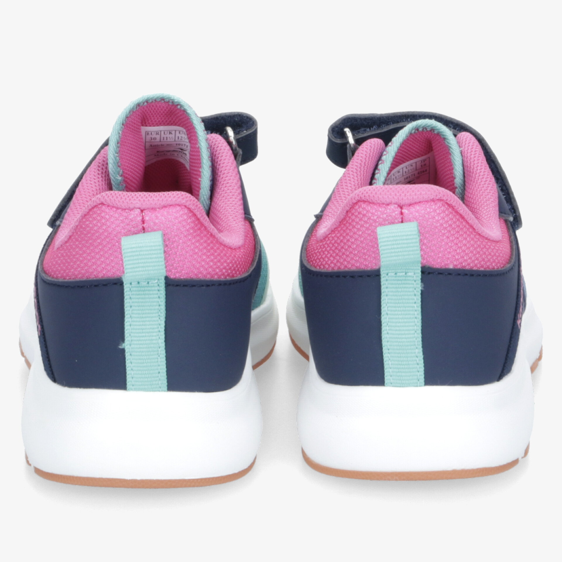 Rückansicht von einem Paar sportlicher Schuhe mit gepolstertem Innenfutter und robustem Sohlenprofil