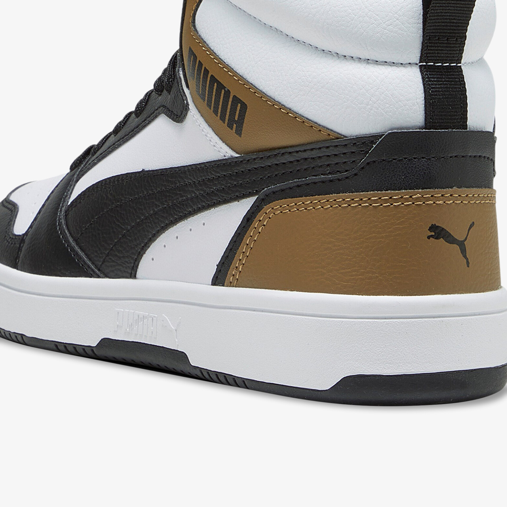 Modischer Schuh mit kontrastierenden Farben und markantem Logo für urbanen Stil und Komfort.