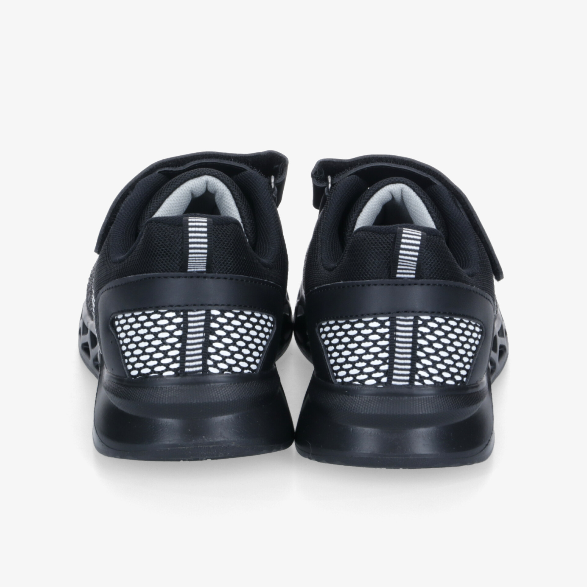 Schwarze Sportschuhe mit gepolstertem Fersenbereich und modernem Muster, rutschfeste Sohle für optimalen Halt