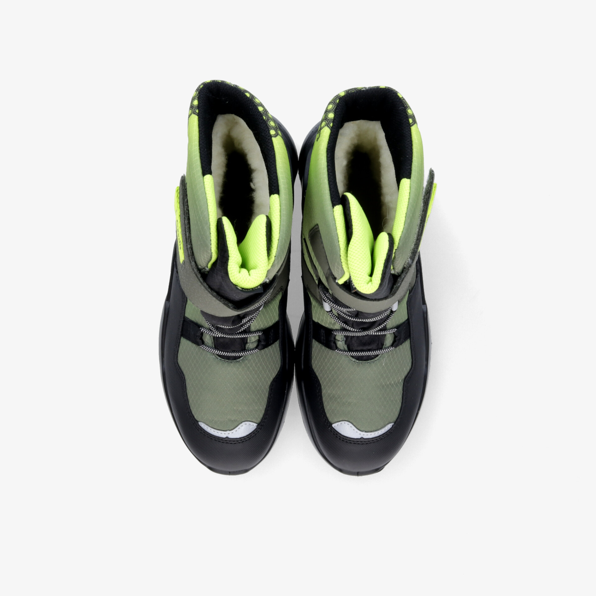 Modische, bequeme Sneaker mit weicher Polsterung und robuster Sohle in heller Farbkombination.