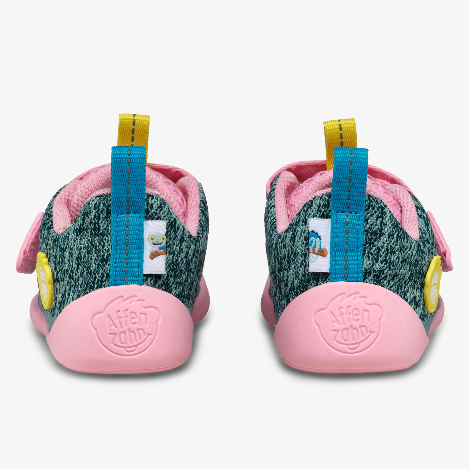 Rückansicht von buntem, gepolstertem Kinderschuh mit rutschfester Sohle und praktischem Zugband