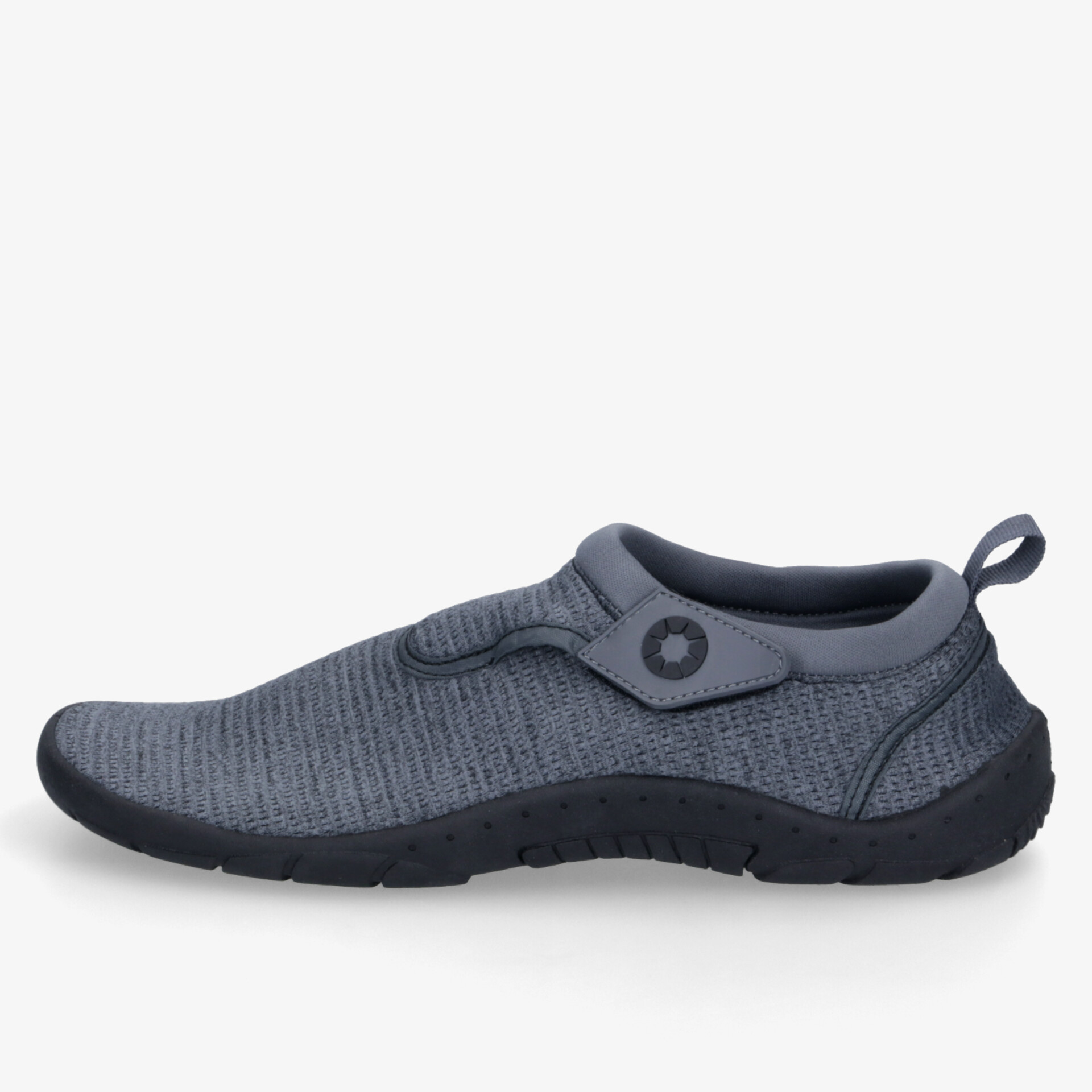Leichter grauer Schuh mit atmungsaktivem Material und flexibler rutschfester Sohle für optimalen Komfort