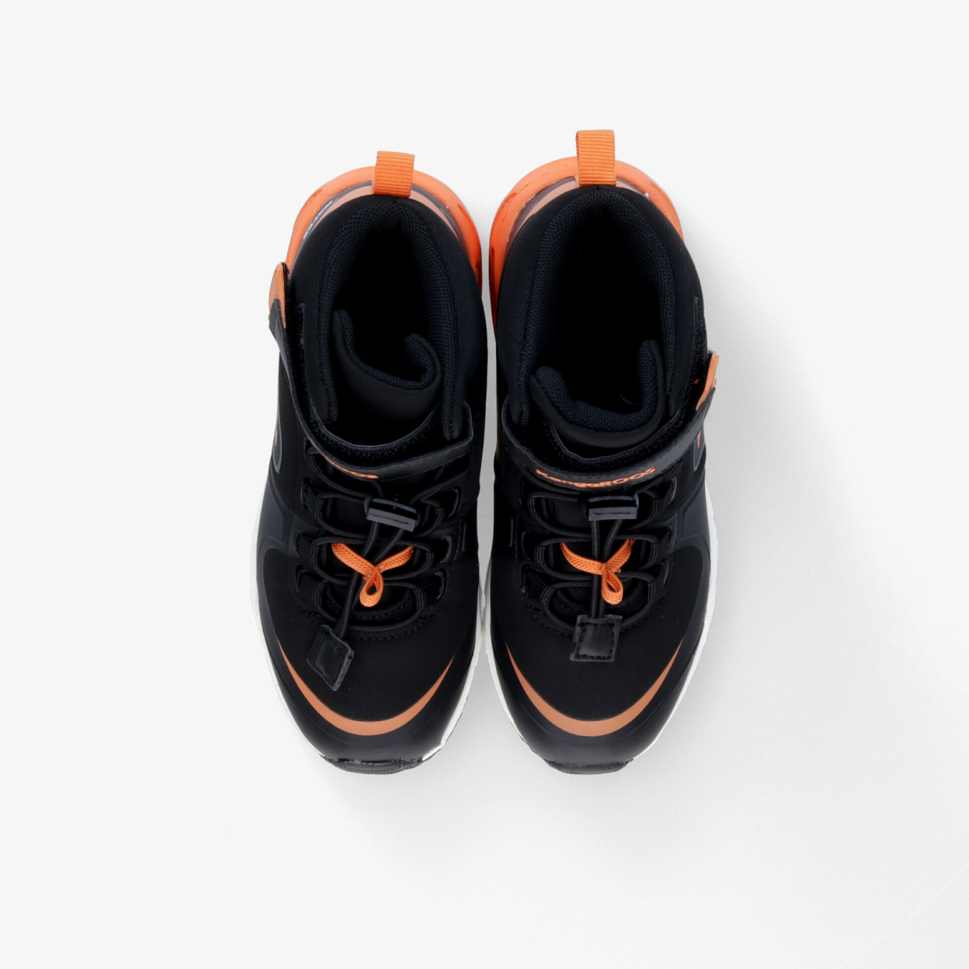 Schwarze und orange Sneaker als Paar in klarer Draufsicht mit Schnürsenkeln und gepolstertem Komfort