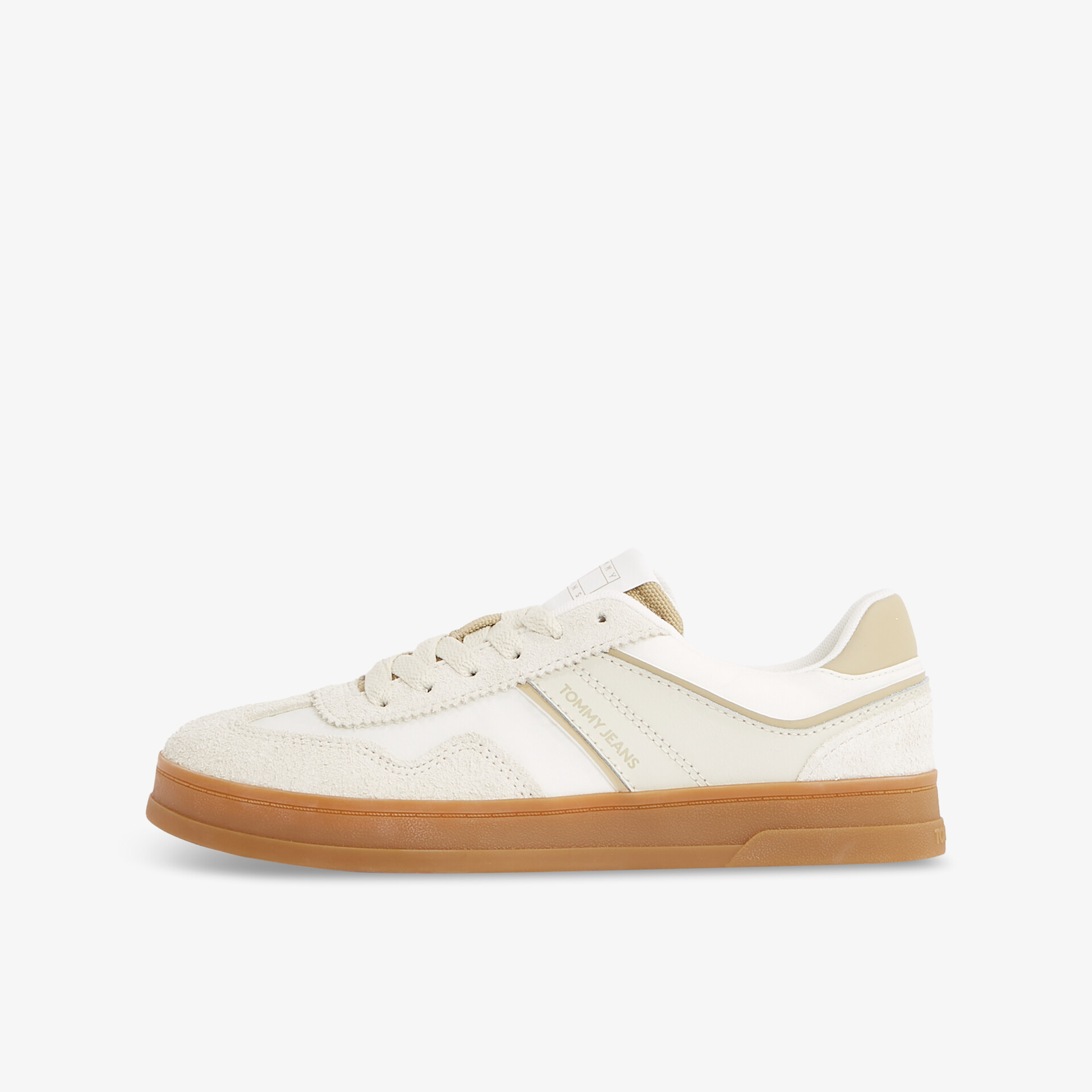 Helle Sneaker mit brauner Gumsohle und klassischen Schnürsenkeln, komfortabel und vielseitig kombinierbar