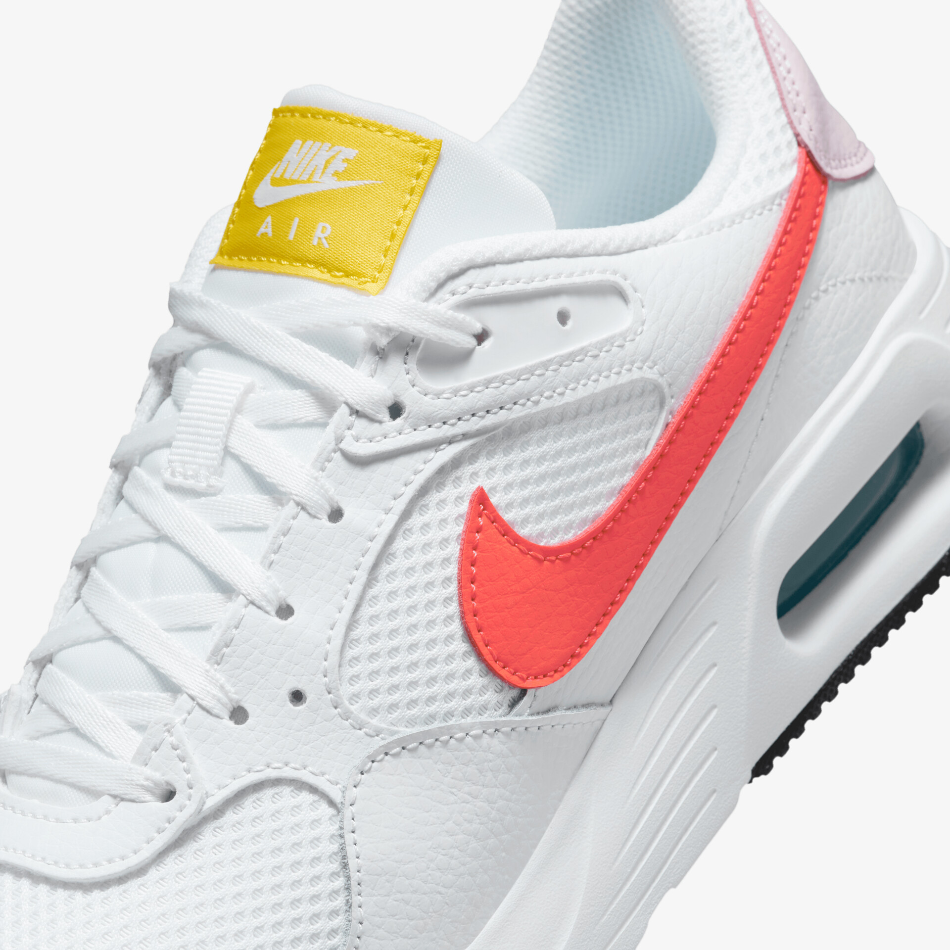 Weißer Sportschuh mit rotem Logo, atmungsaktivem Material und gepolstertem Komfort, modernes und robustes Design