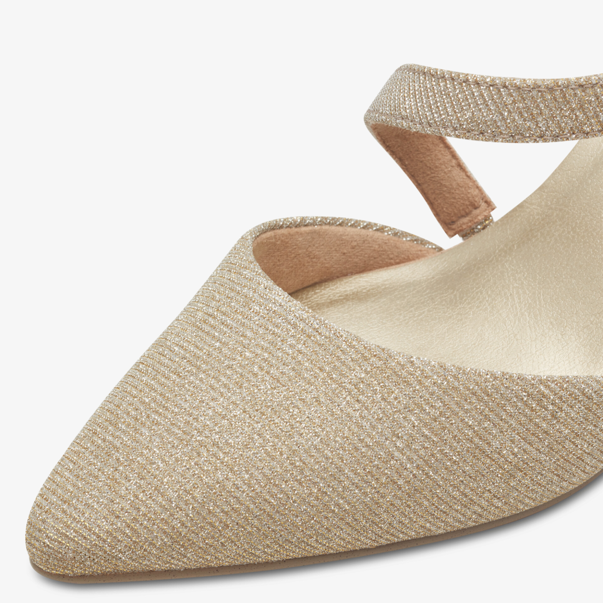 Detailaufnahme spitzer Schuh mit feinem Textilmaterial und eleganter Naht für edles Design