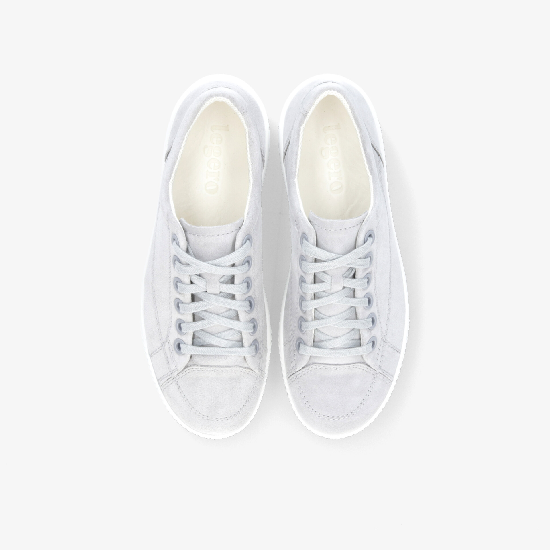 Moderne weiße Sneaker mit Schnürsenkeln und gepolstertem Innenfutter für optimalen Komfort und Stil