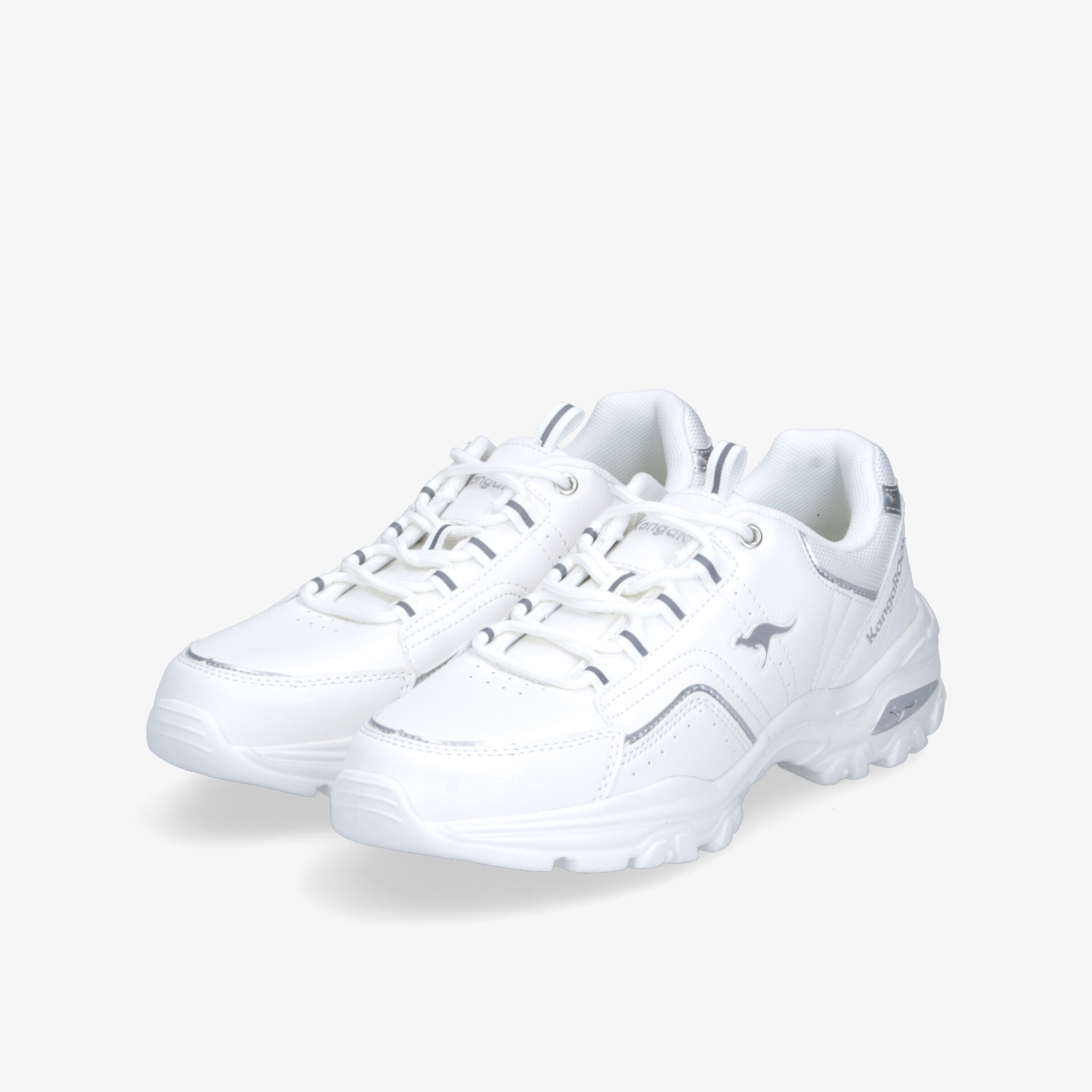 Weißes Sneaker-Paar in moderner 3/4 Ansicht, sportlich und bequem mit robuster Sohle und atmungsaktivem Material