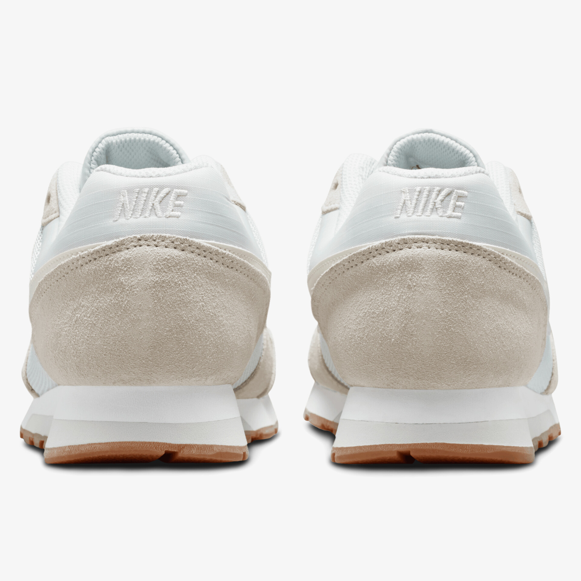 Komfortable weiße Sneakers mit robuster Sohle und moderner Ästhetik