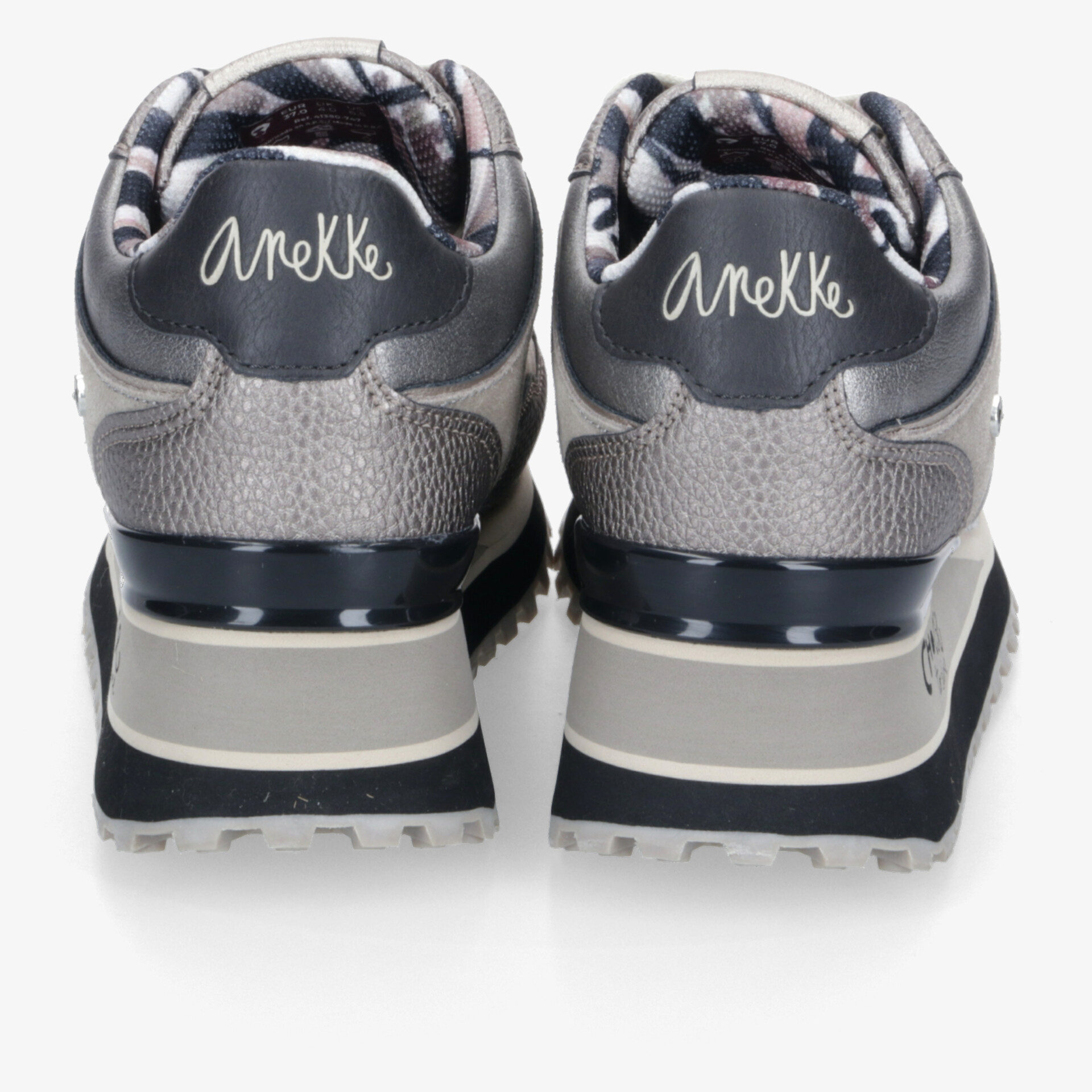 Robuste und modische graue Sneaker in gepolsterter Ausführung mit rutschfester Sohle, Rückansicht