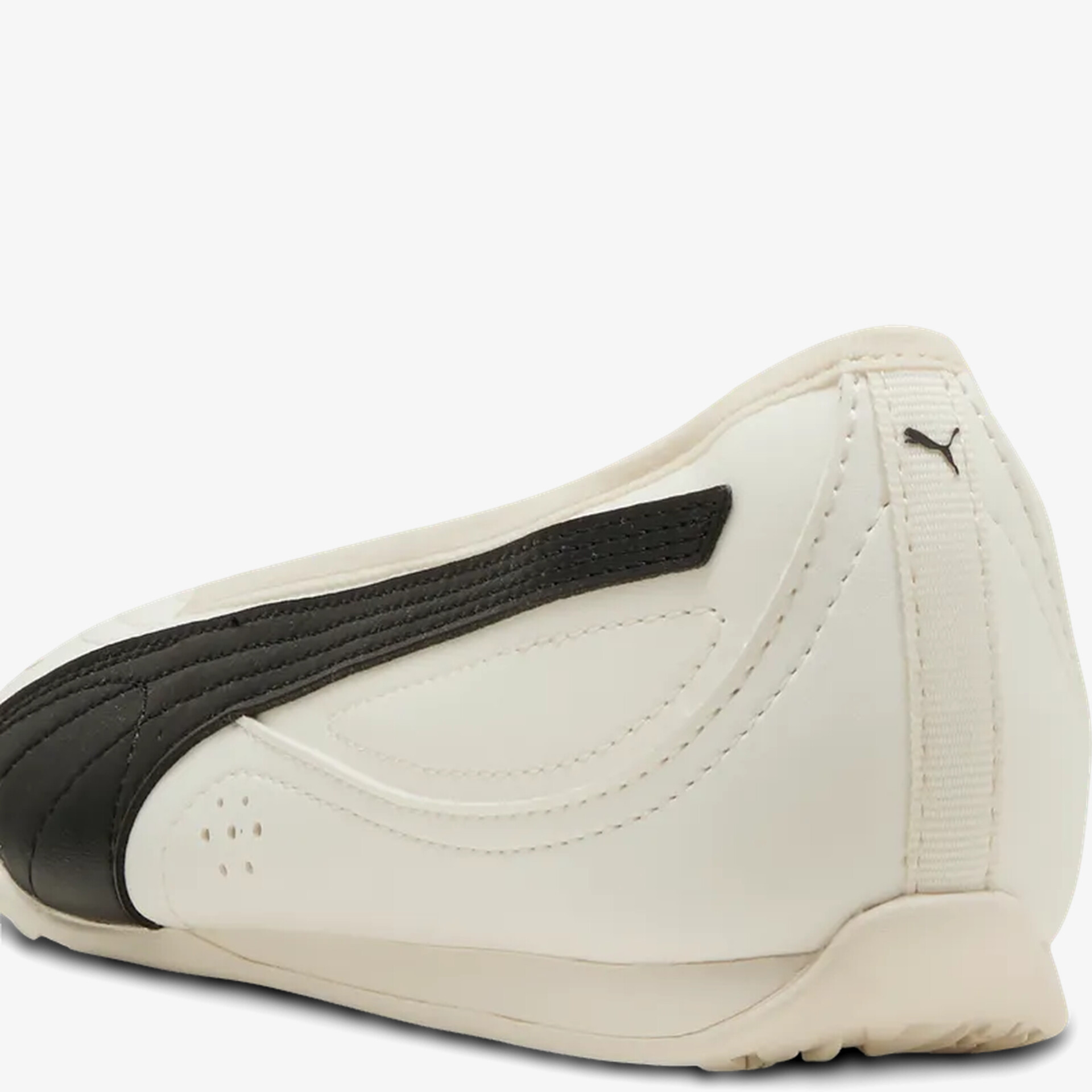 Seitliche Ansicht eines weißen Puma Sneakers mit markantem schwarzem Streifen und sportlichem Design