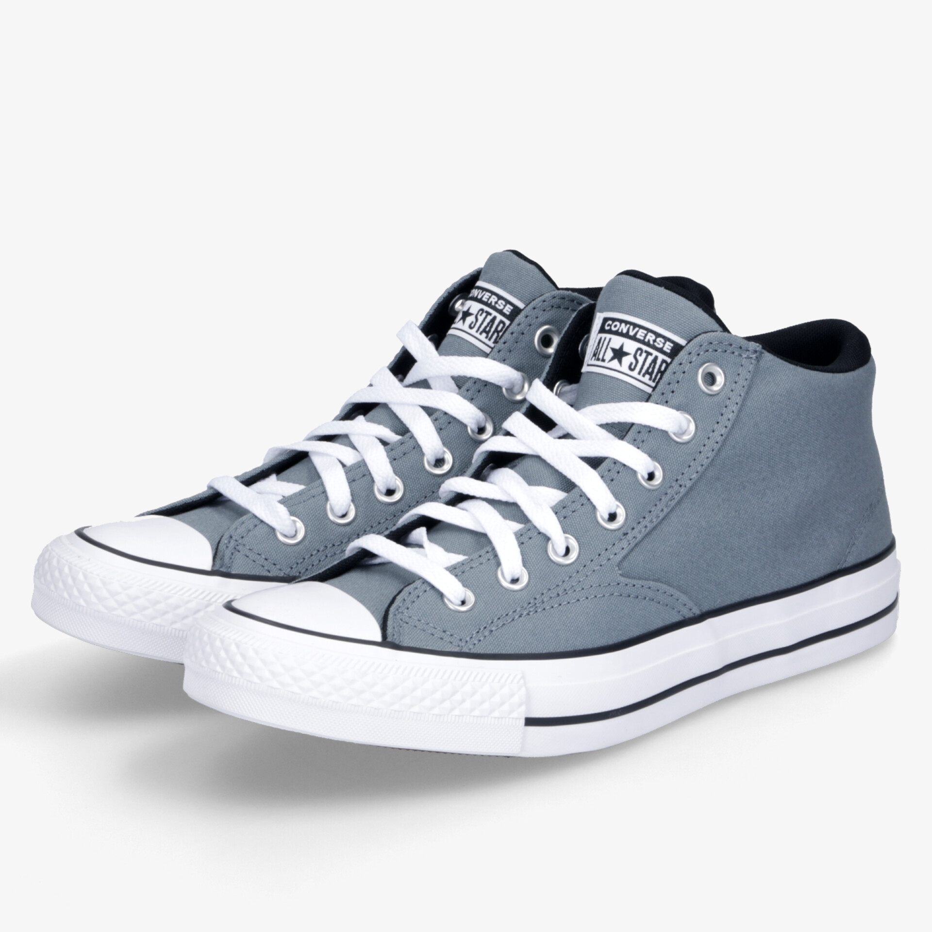 Klassische Sneaker in Blau mit weißen Schnürsenkeln, lässiges Design und bequeme Passform für Alltag und Freizeit.