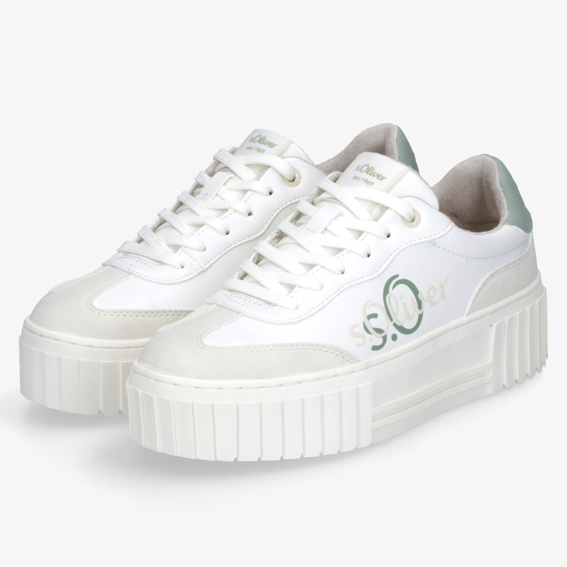 Sportliche weiße Sneaker mit grünem Detail, robuster Plateau-Sohle und komfortablem Design, Paaransicht