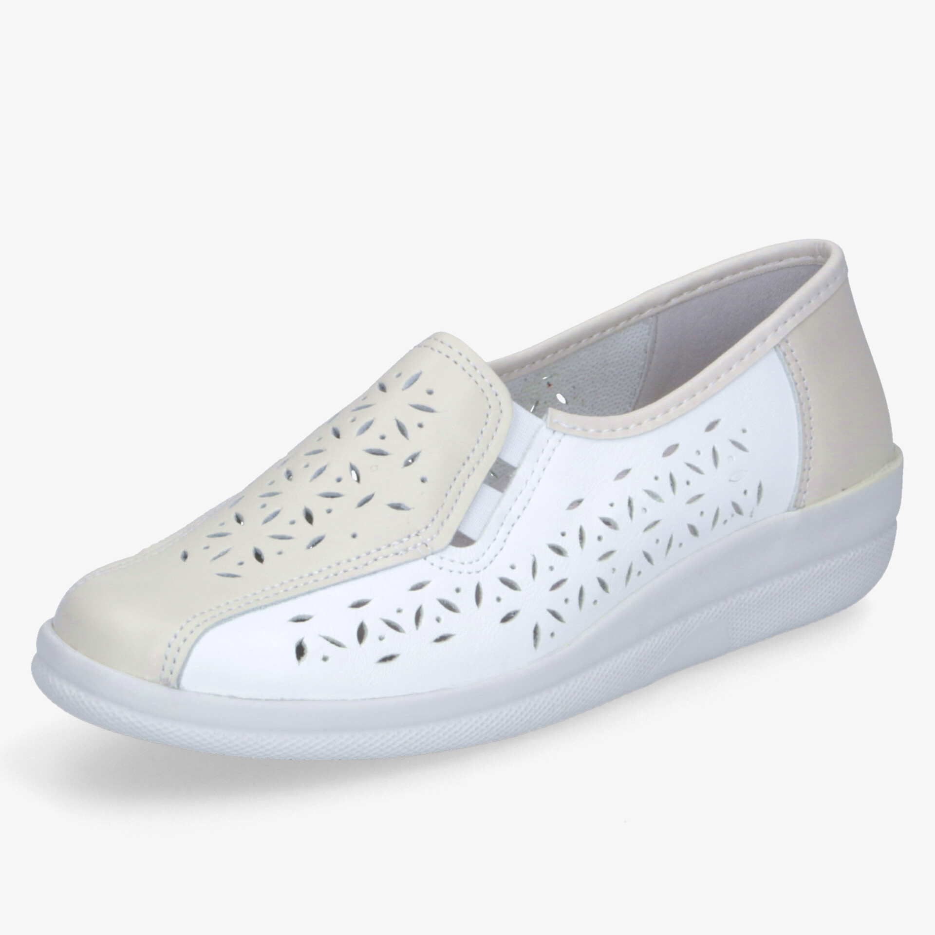 Bequemer weiß-beiger Slipper mit perforiertem Obermaterial und flexibler Sohle für angenehmen Tragekomfort